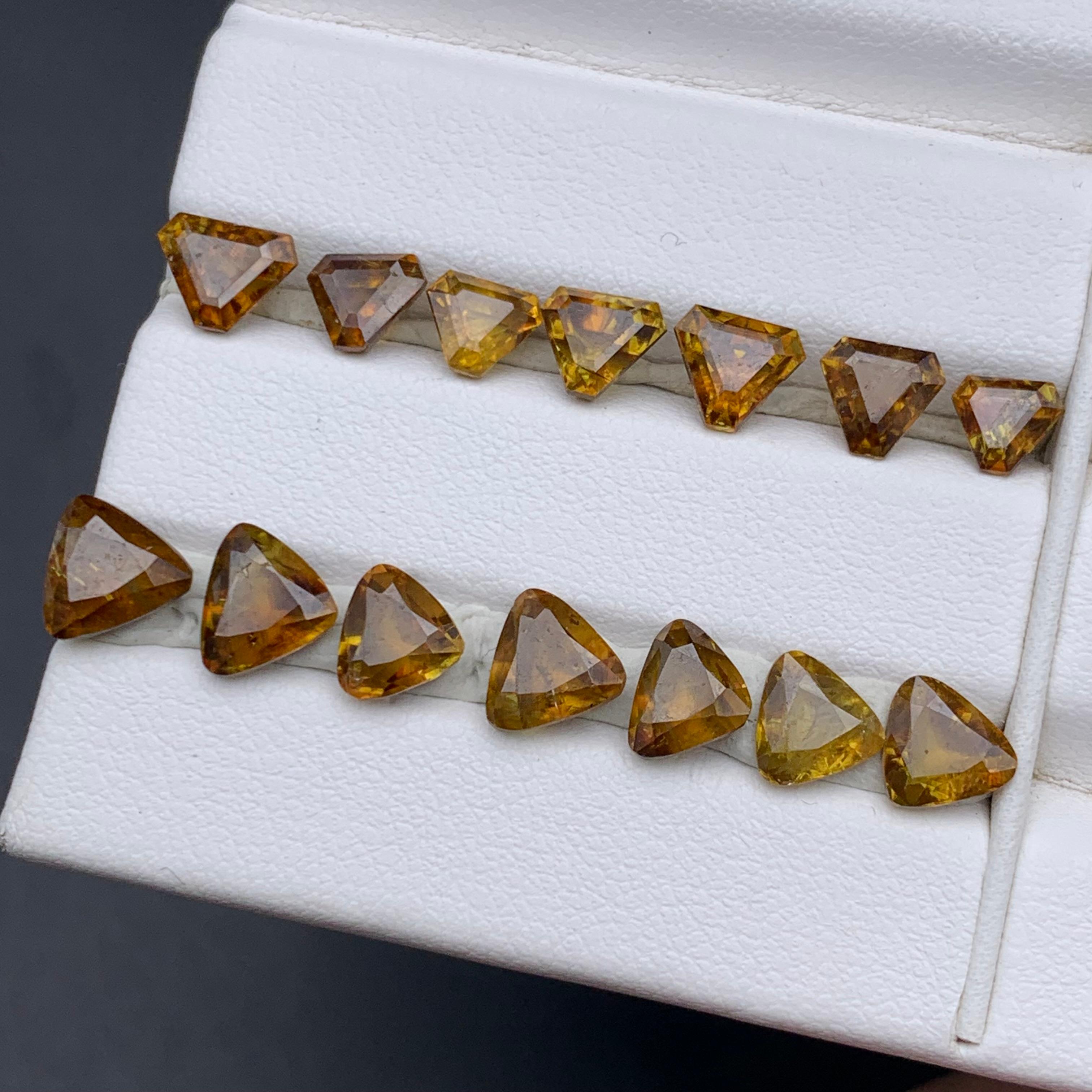 Taille trillion Pierres précieuses naturelles de taille trillion de 13,70 carats, jaune brunâtre en vente