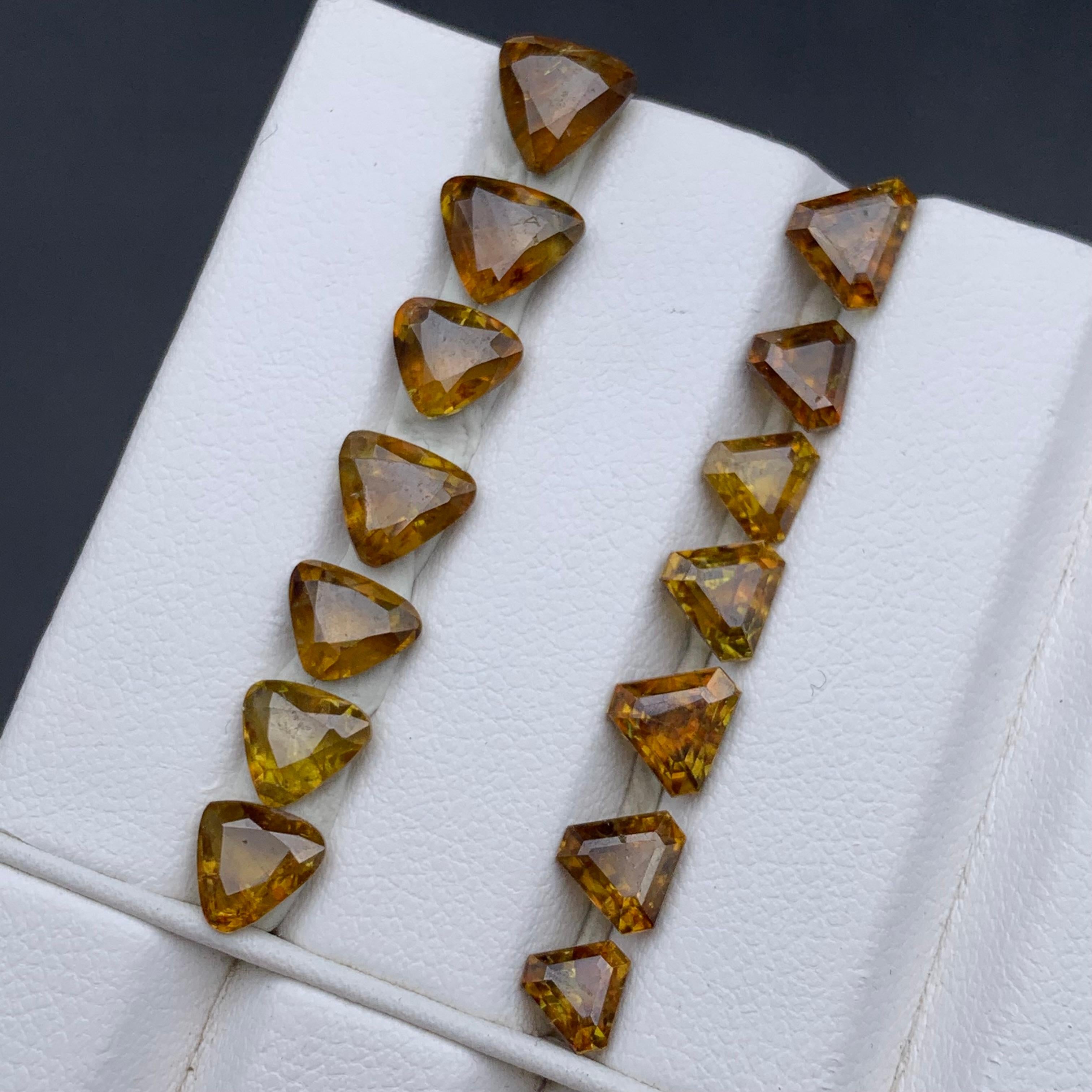 Pierres précieuses naturelles de taille trillion de 13,70 carats, jaune brunâtre en vente 1