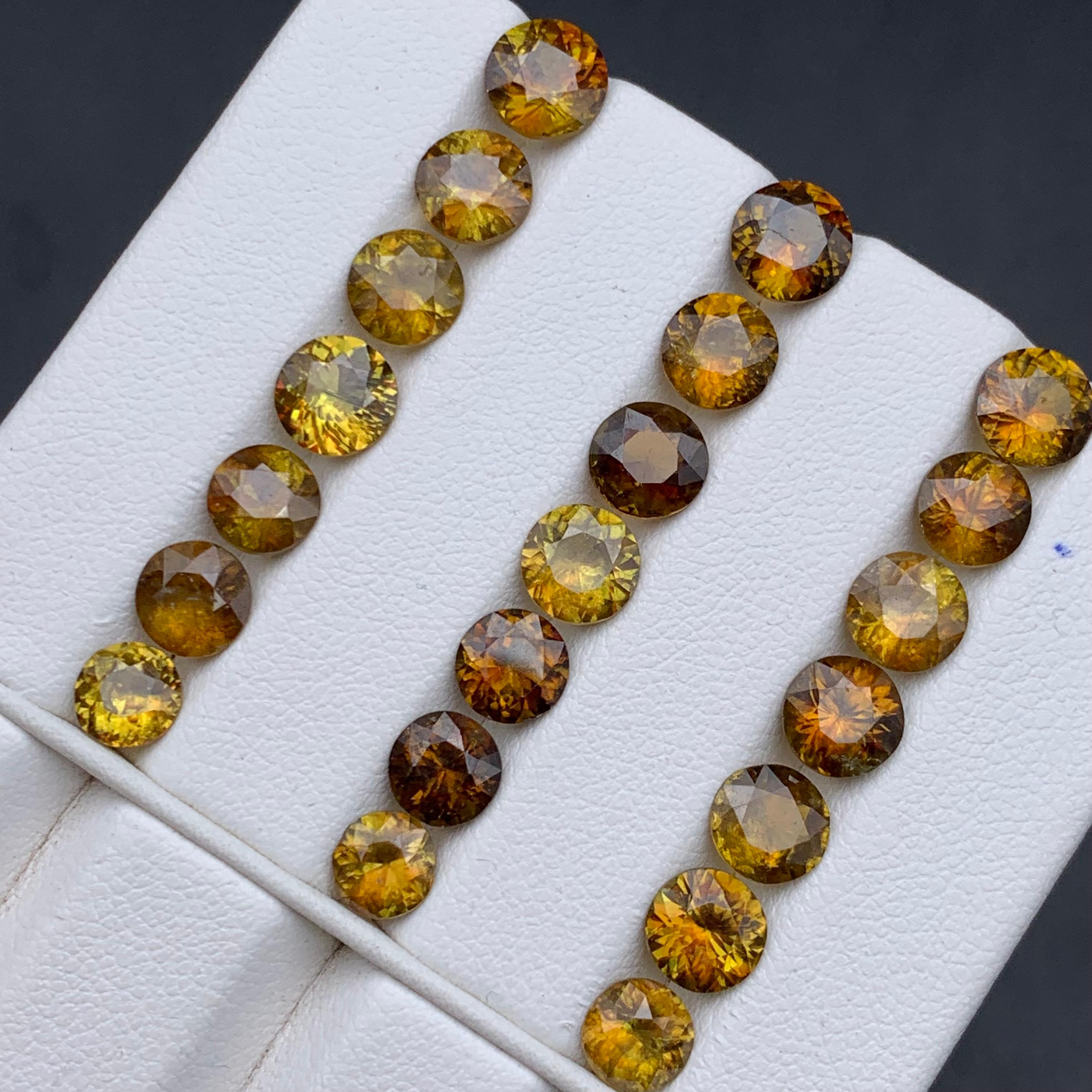 Pierres précieuses non serties de 19,15 carats, jaune brunâtre, sphène naturelle et titane en vente 4