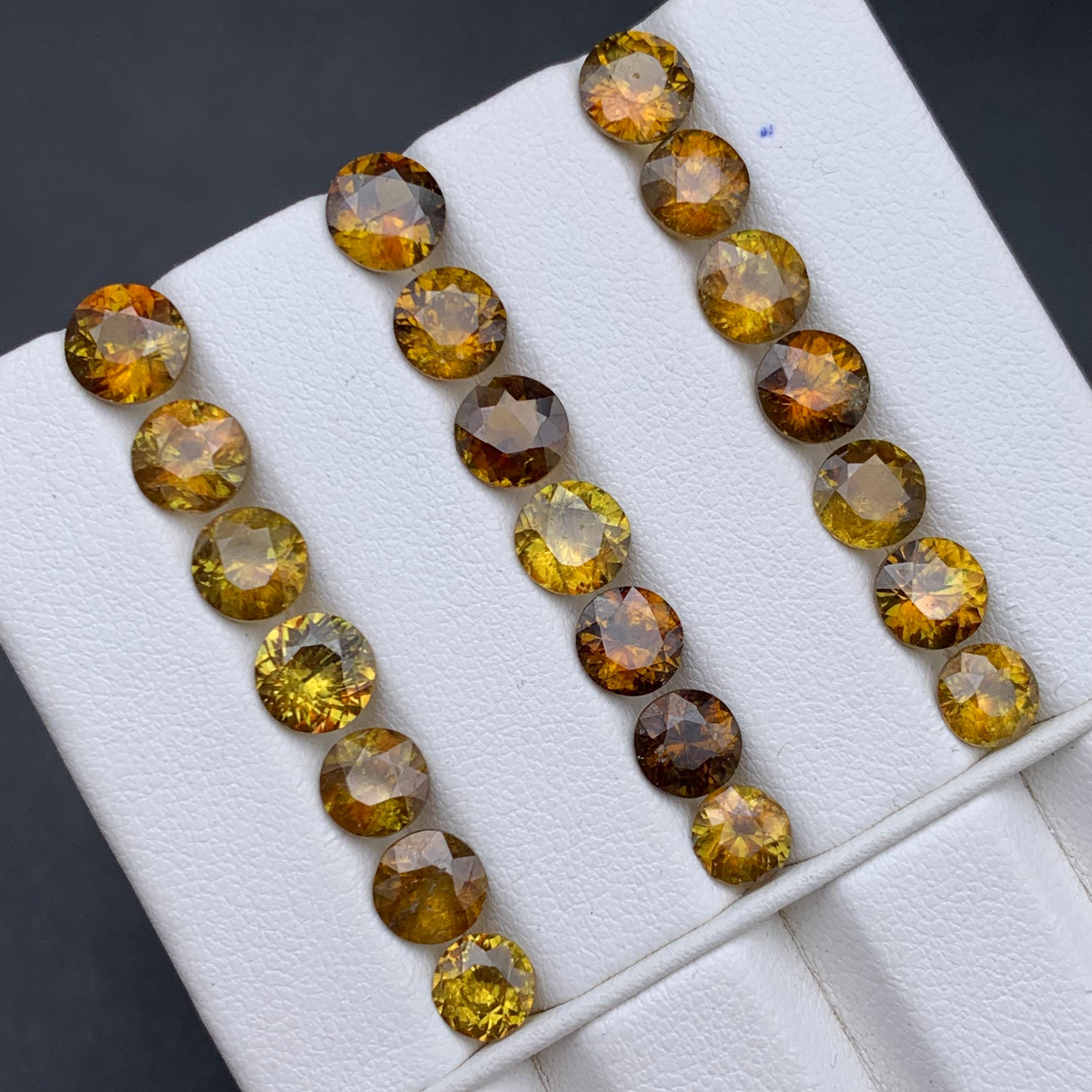 Pierres précieuses non serties de 19,15 carats, jaune brunâtre, sphène naturelle et titane en vente 5