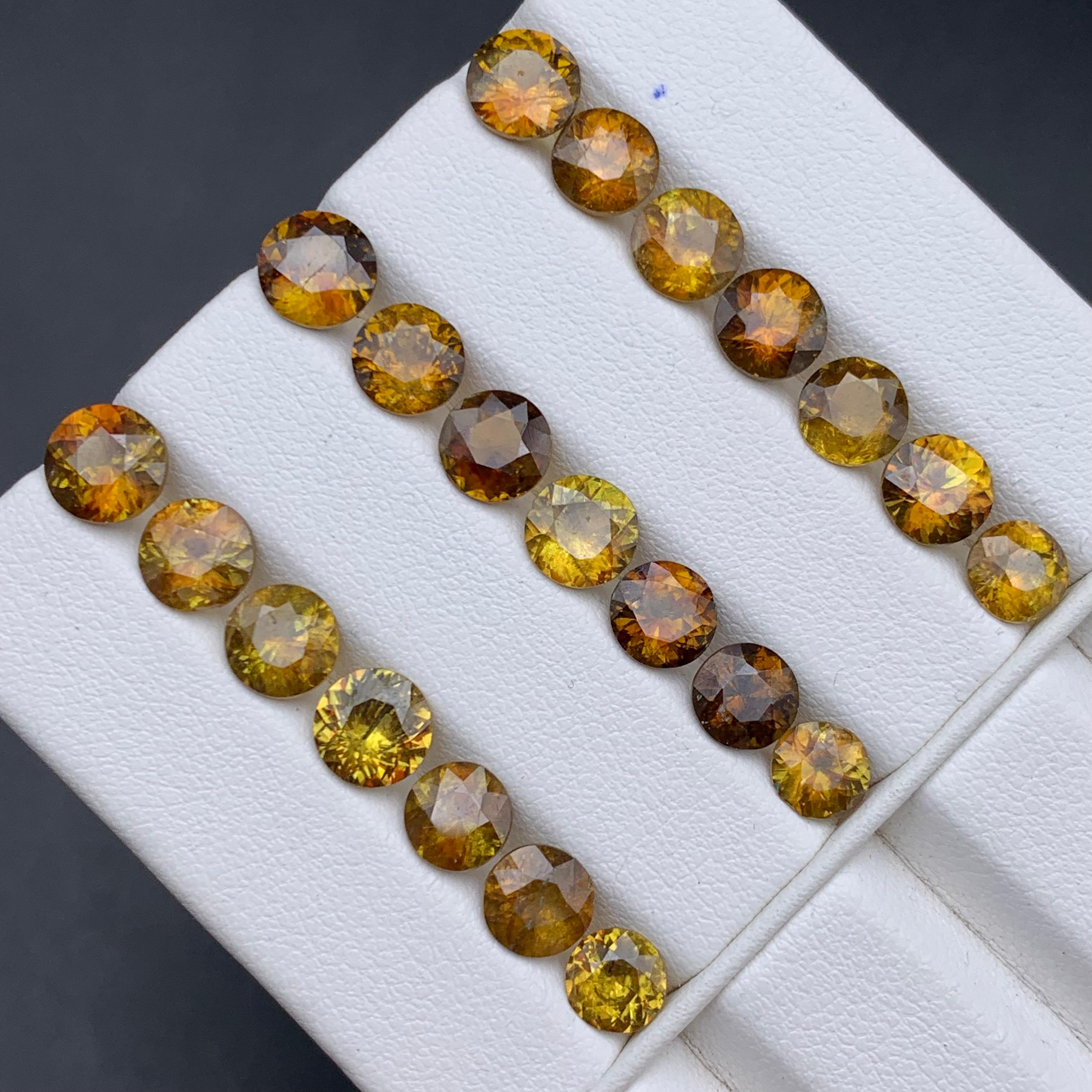 Contemporain Pierres précieuses non serties de 19,15 carats, jaune brunâtre, sphène naturelle et titane en vente