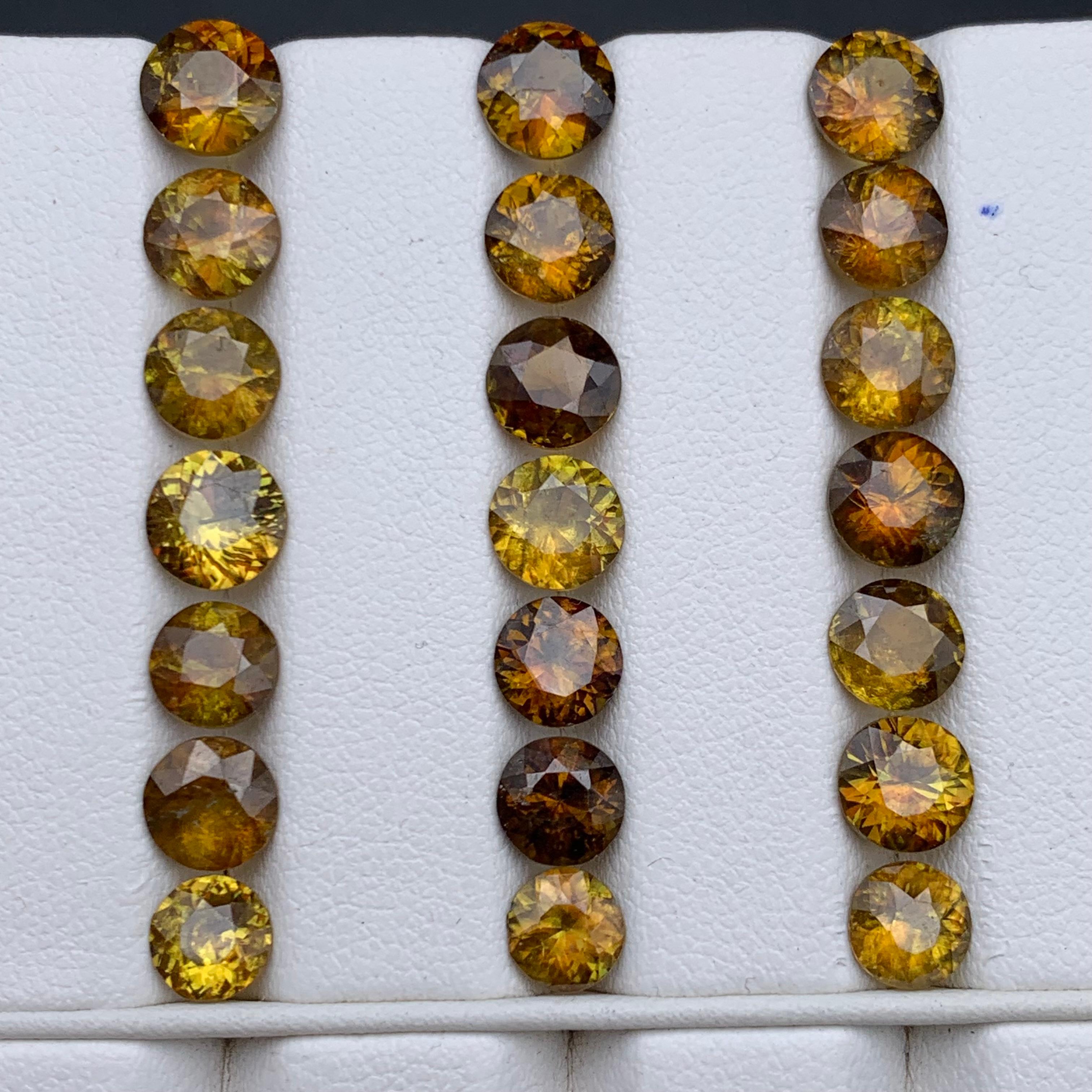 Taille ronde Pierres précieuses non serties de 19,15 carats, jaune brunâtre, sphène naturelle et titane en vente