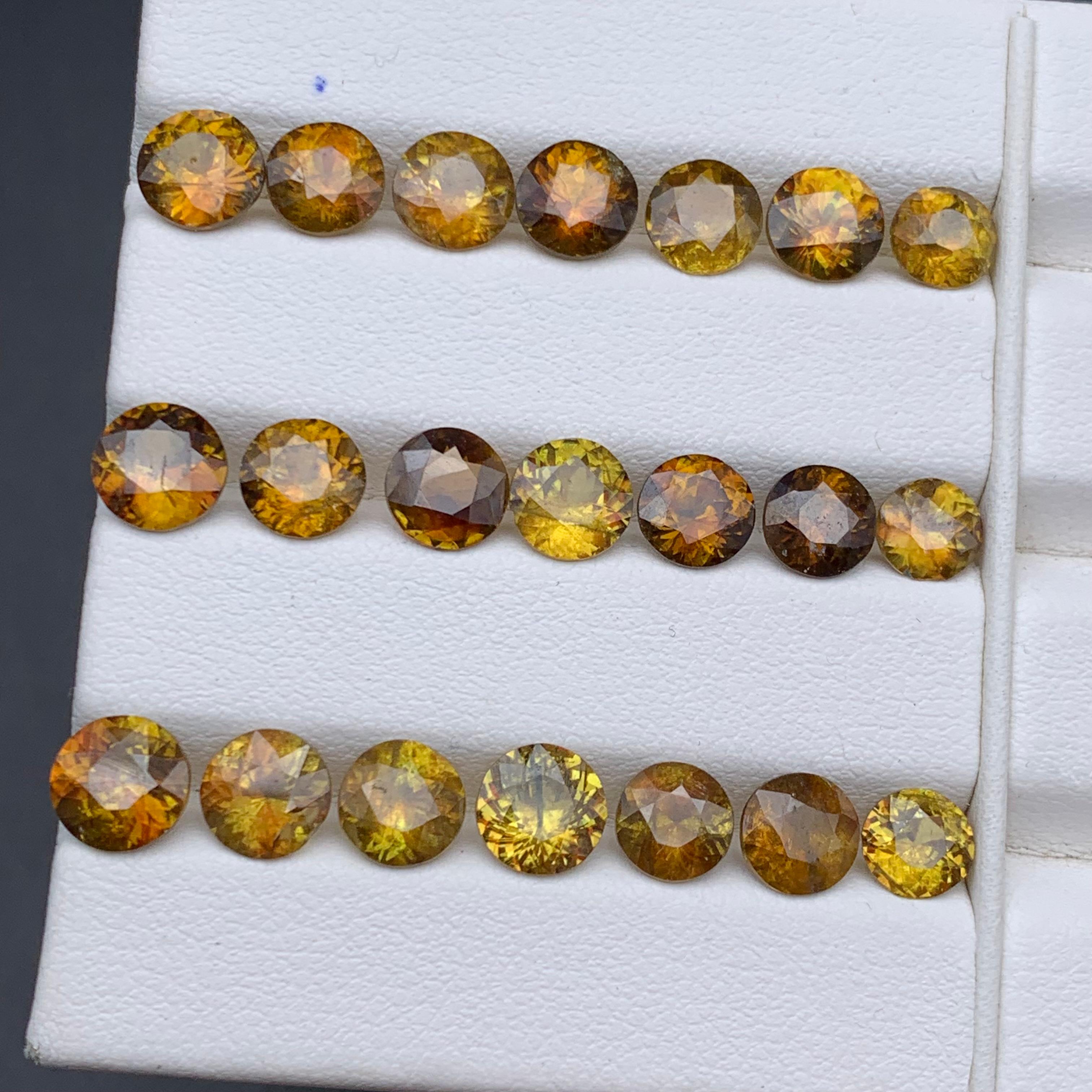 Pierres précieuses non serties de 19,15 carats, jaune brunâtre, sphène naturelle et titane Unisexe en vente