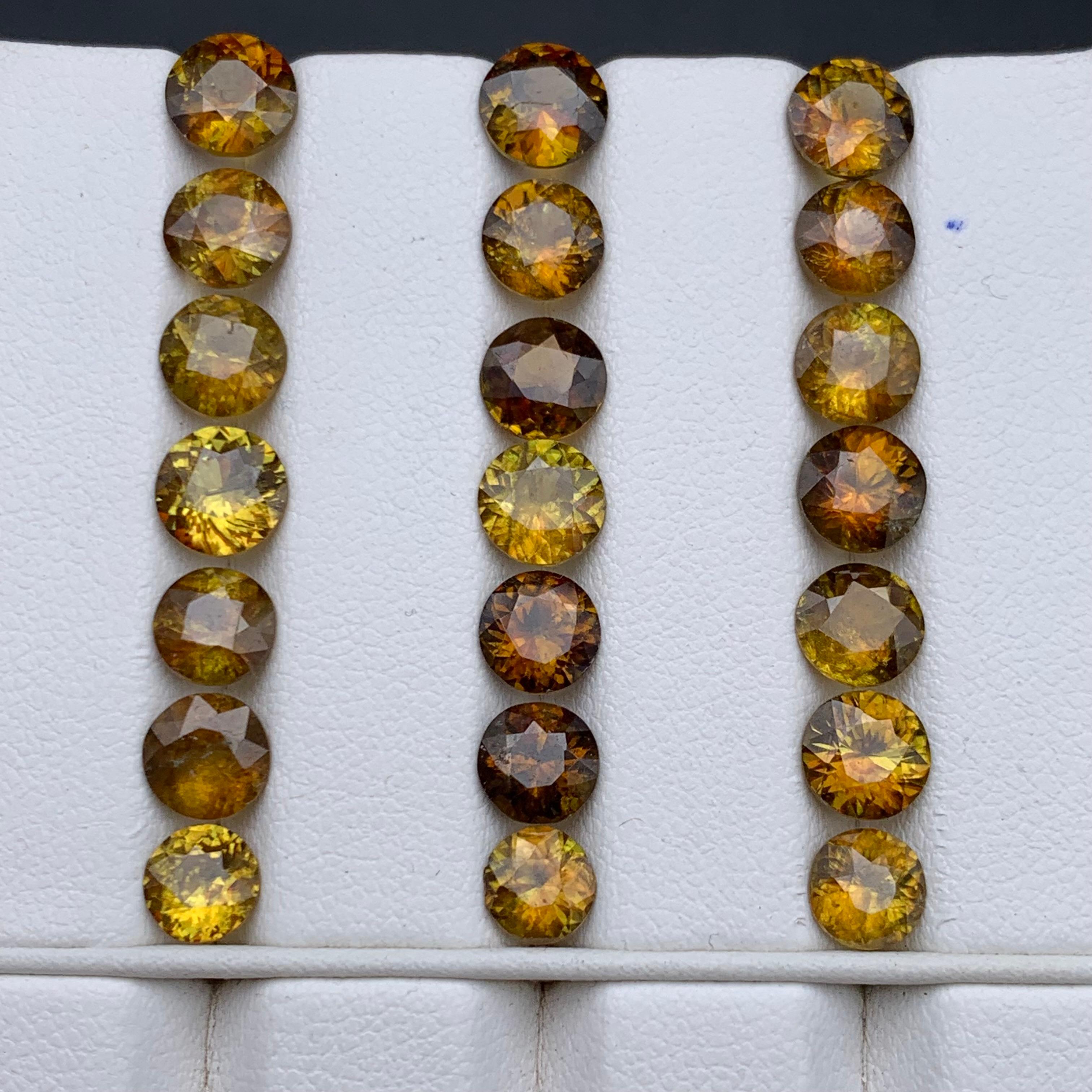 Pierres précieuses non serties de 19,15 carats, jaune brunâtre, sphène naturelle et titane en vente 1