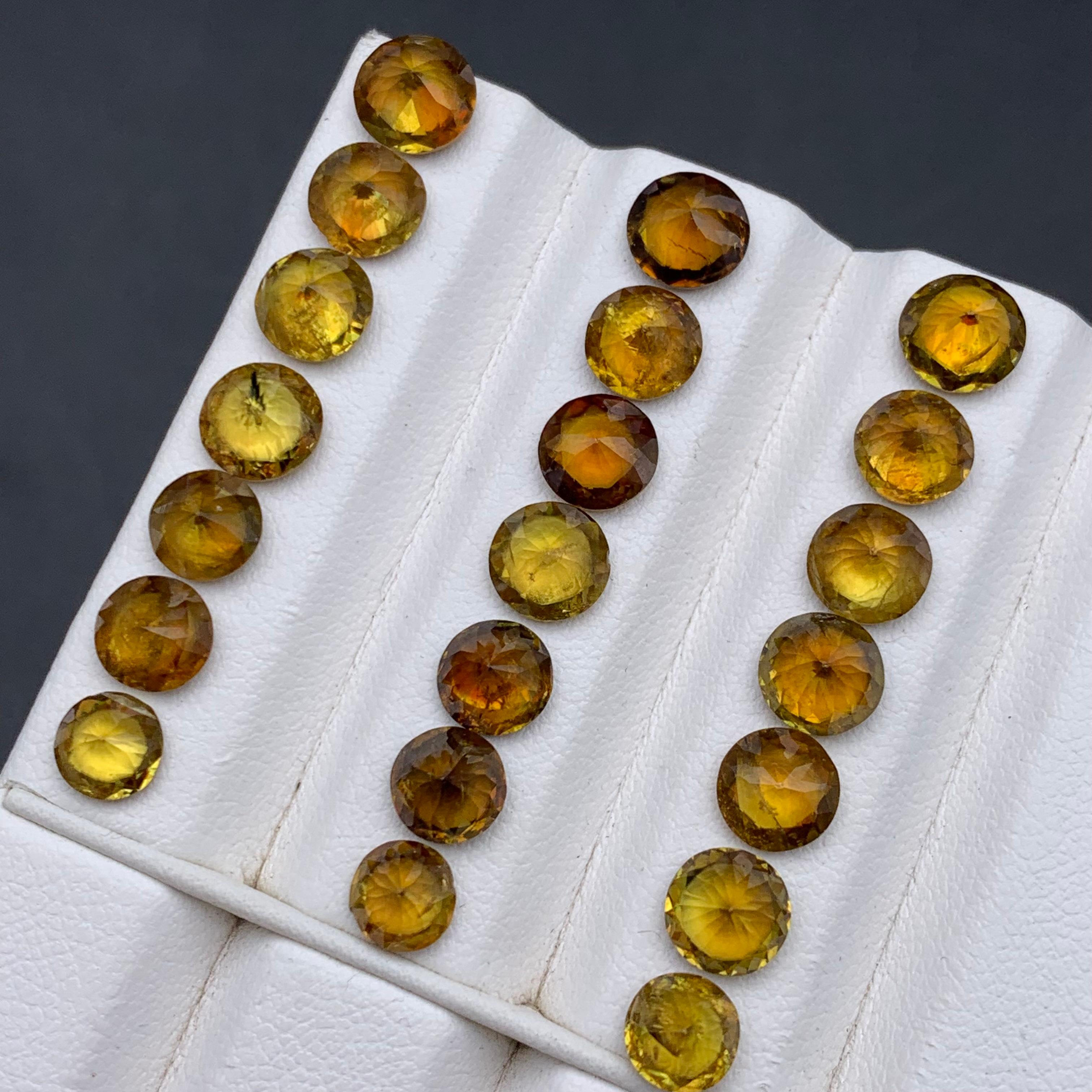 Pierres précieuses non serties de 19,15 carats, jaune brunâtre, sphène naturelle et titane en vente 2