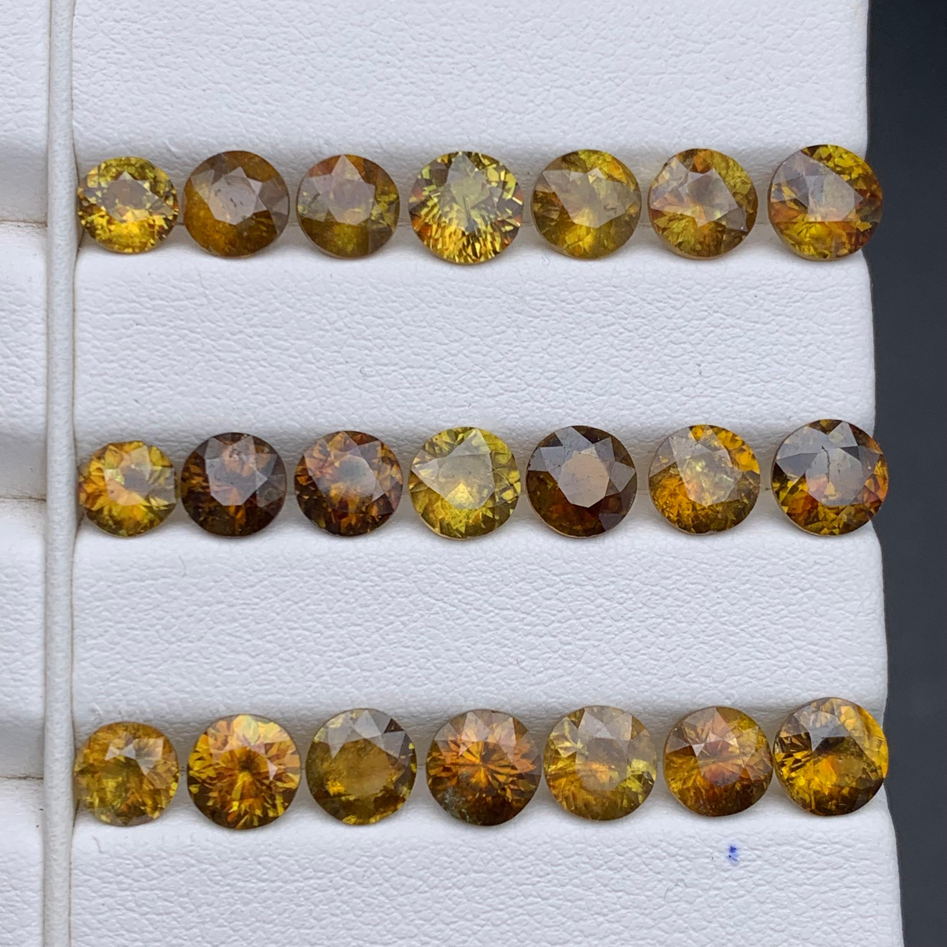 Pierres précieuses non serties de 19,15 carats, jaune brunâtre, sphène naturelle et titane en vente 3