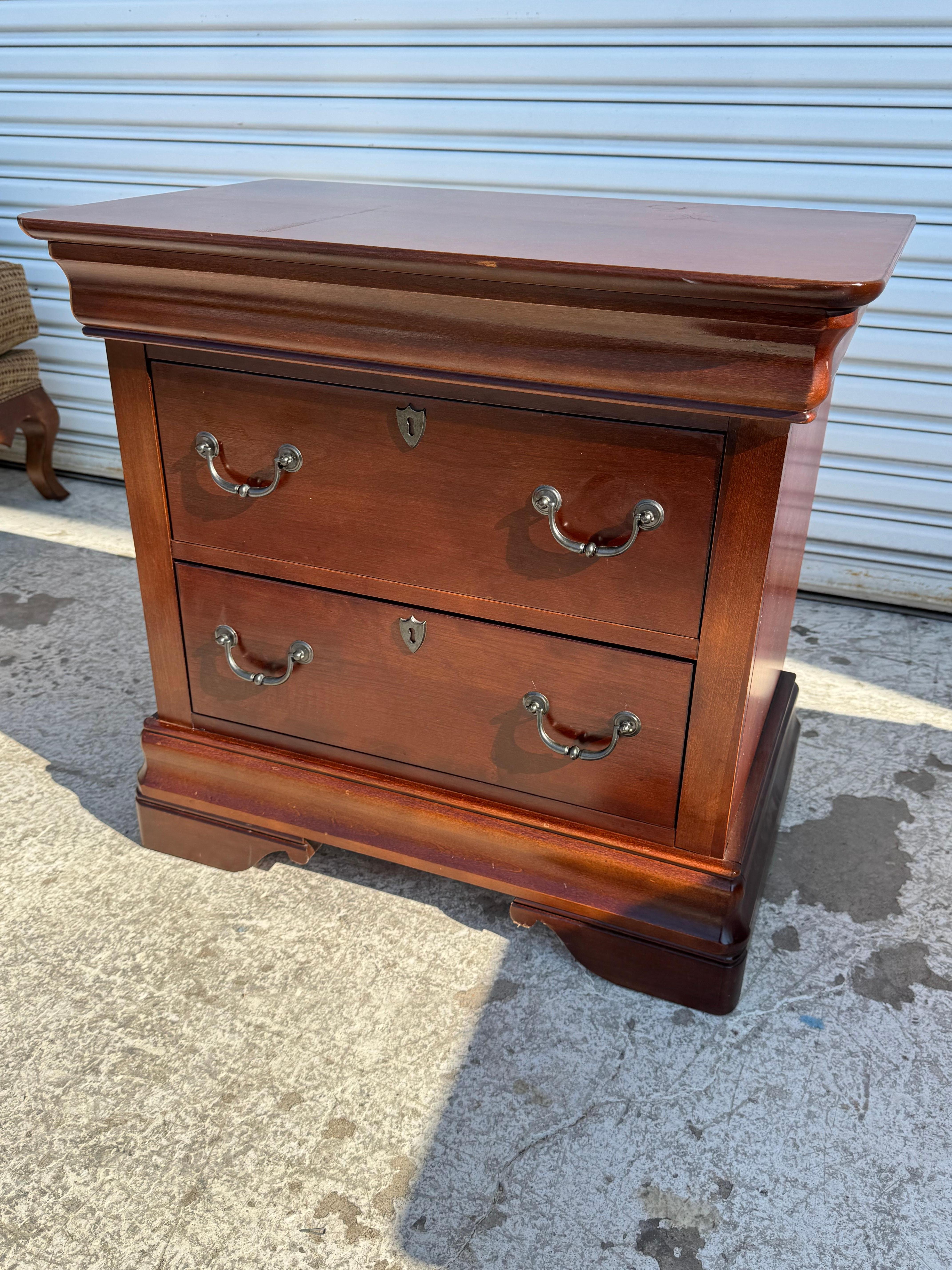 This is a 2 drawer chest by Broyhill.
The chest is made of mahogany.