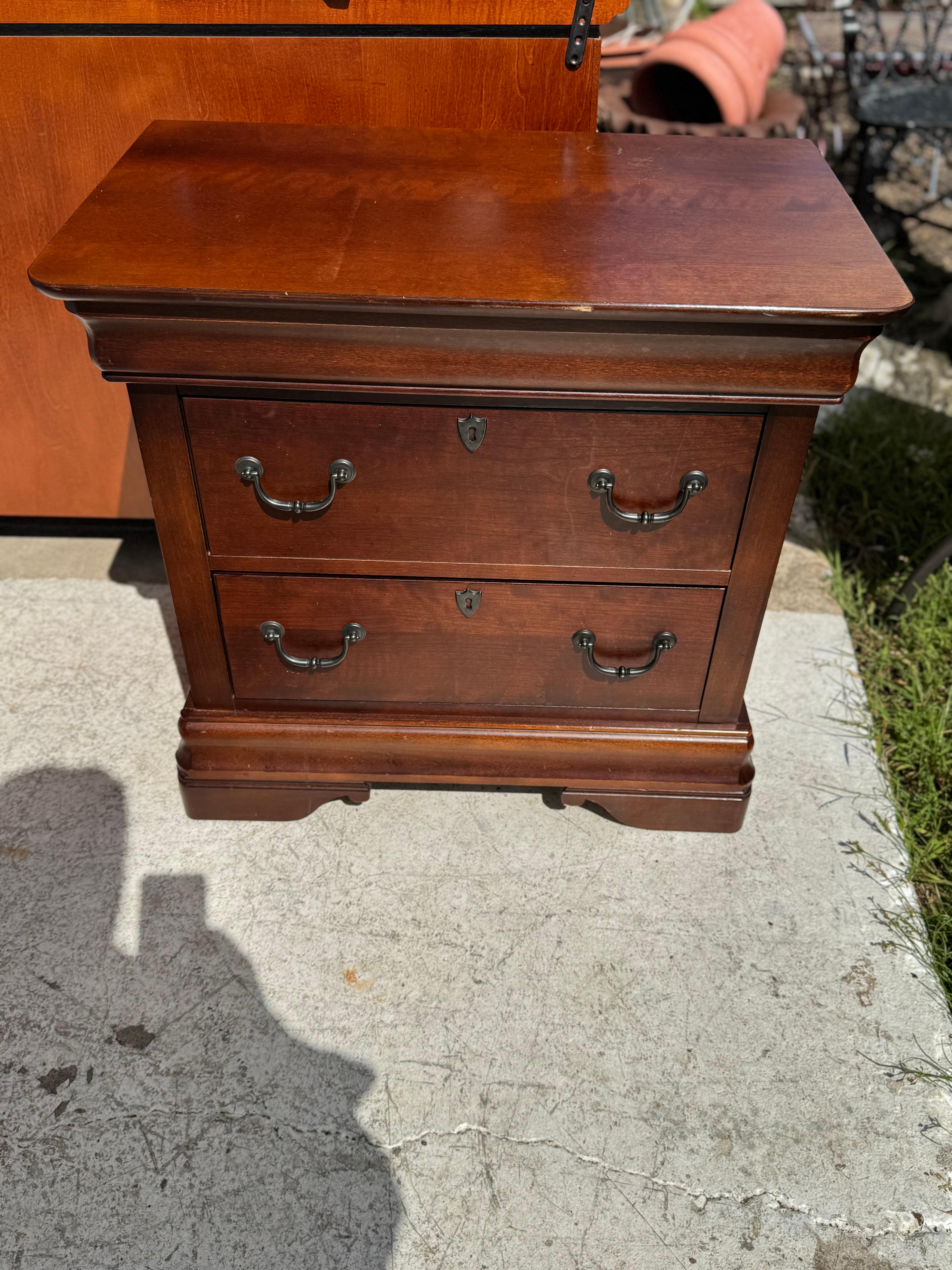 Broyhill 2 Drawer Mahogany Chest In Good Condition For Sale In Pasadena, TX