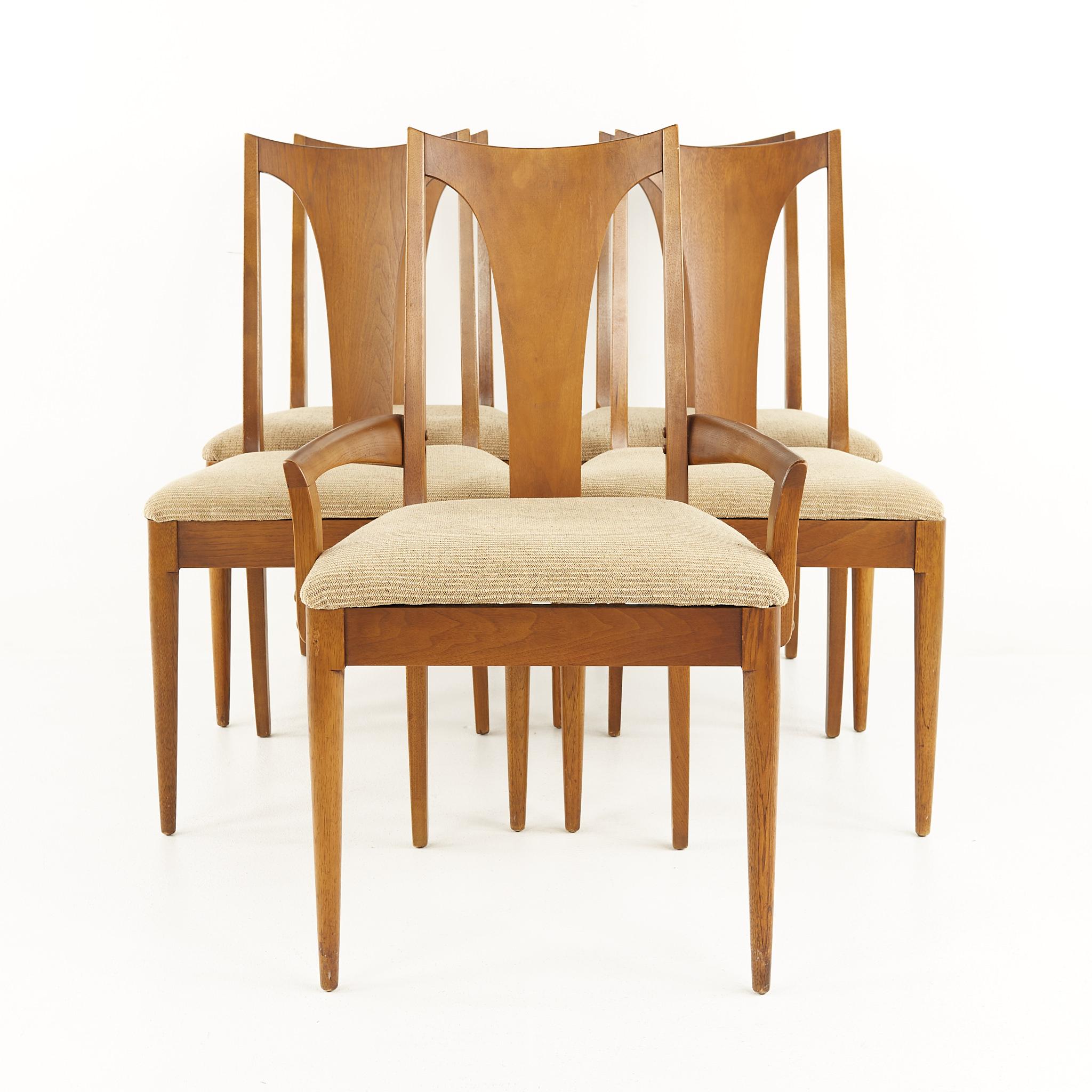 Broyhill Basilia II mid century dining chairs - Set of 5

Each chair measures: 22.5 wide x 23 deep x 37 inches high, with a seat height of 18.5 and arm height of 23 inches

All pieces of furniture can be had in what we call restored vintage