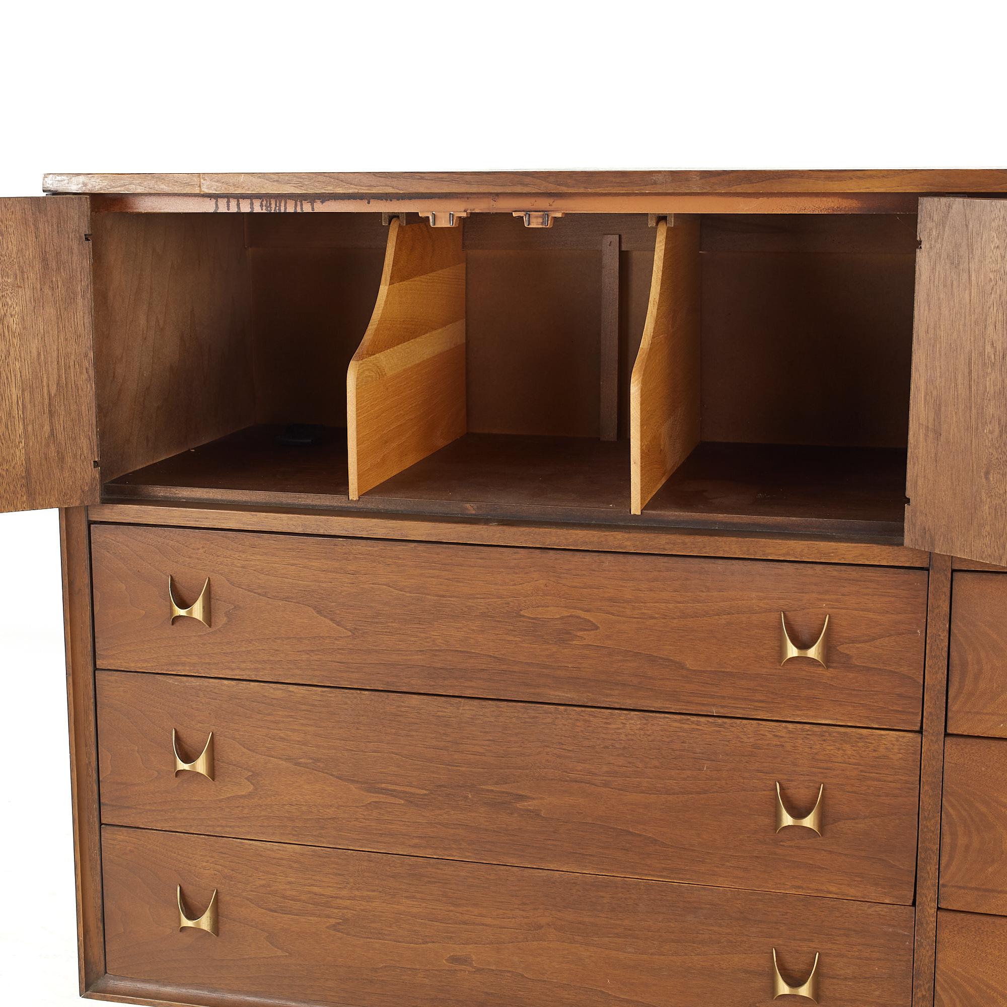 Broyhill Brasilia Brutalist Magna Mid-Century Walnut Dresser In Good Condition For Sale In Countryside, IL