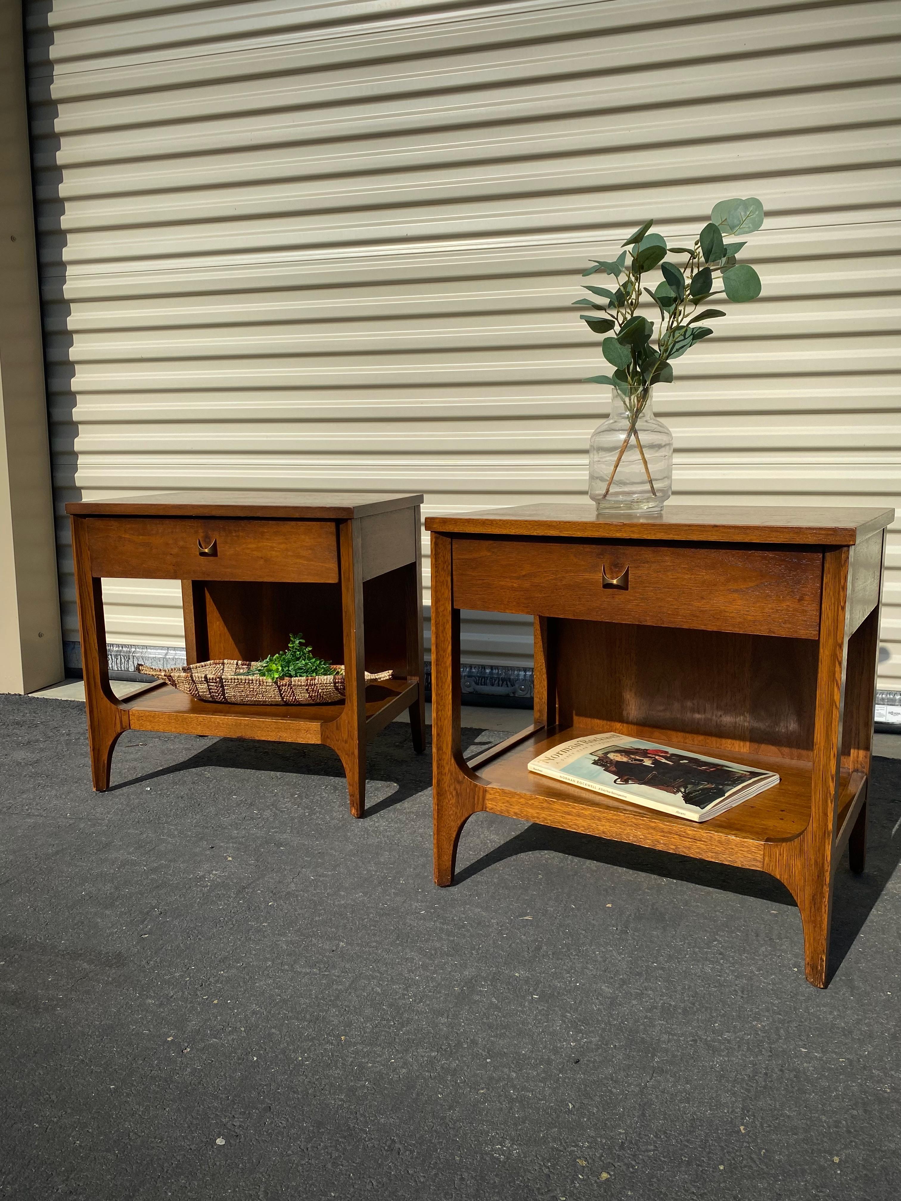 Broyhill Brasilia Brutalist Mid Century Walnut Nightstands, Pair In Good Condition In Spring Valley, CA