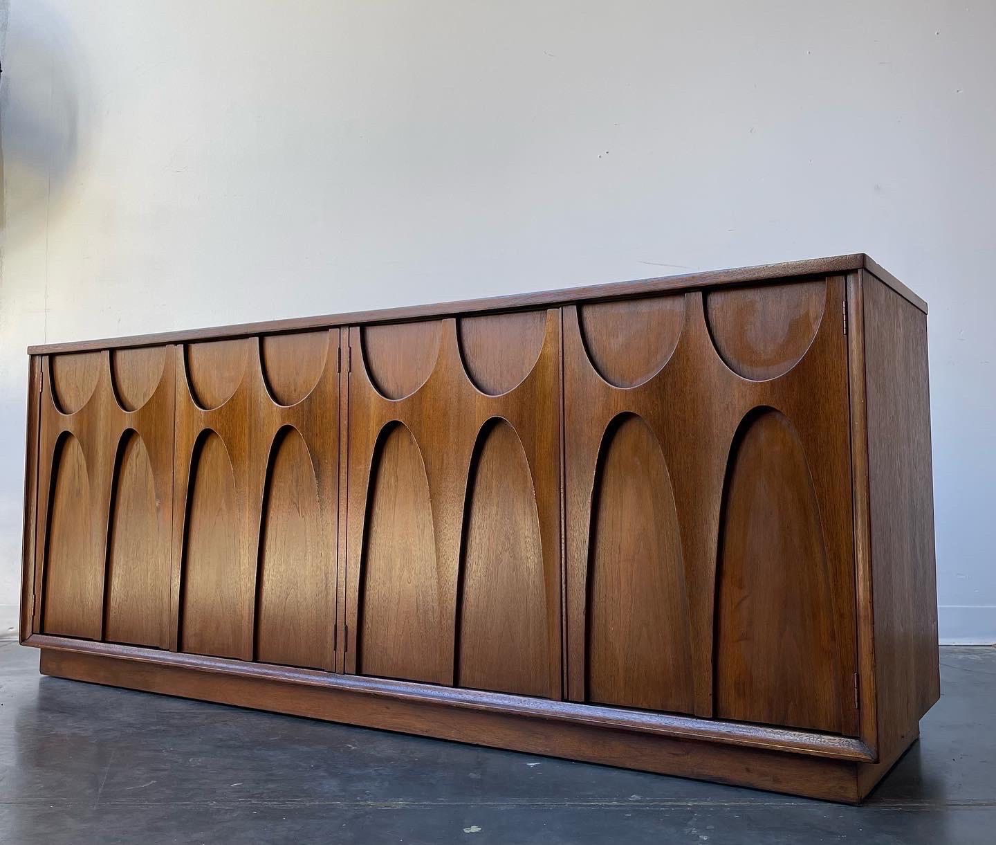 Broyhill Brasilia long credenza

Gorgeous walnut piece designed by Oscar Niemeyer for Broyhill.

Recently refinished and in great condition. Three drawers and one open cabinet.

Dimensions: 
72 wide x 19 deep x 29 inches high.