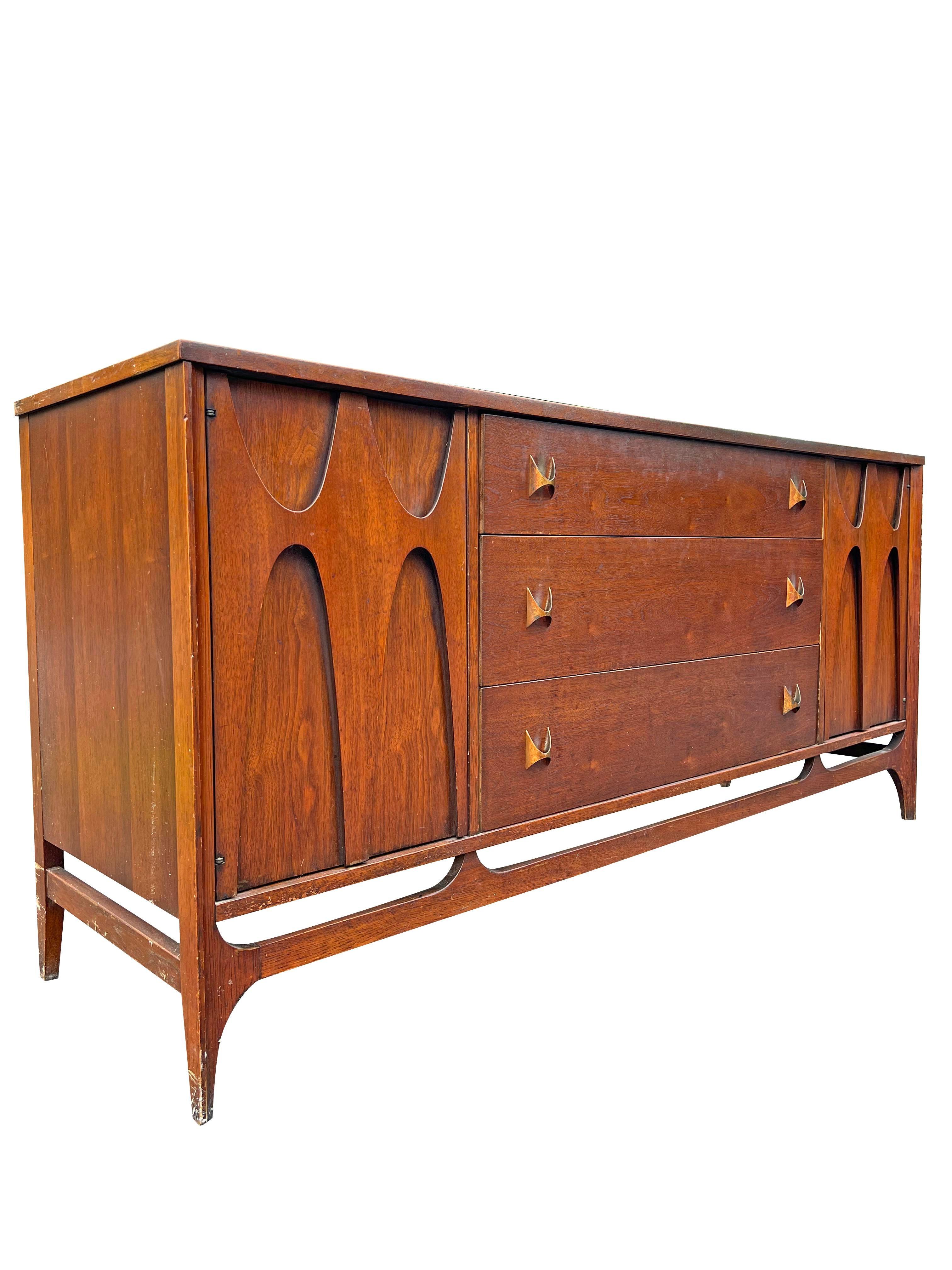 Broyhill Brasilia Credenza in Vintage Modern Style For Sale 4
