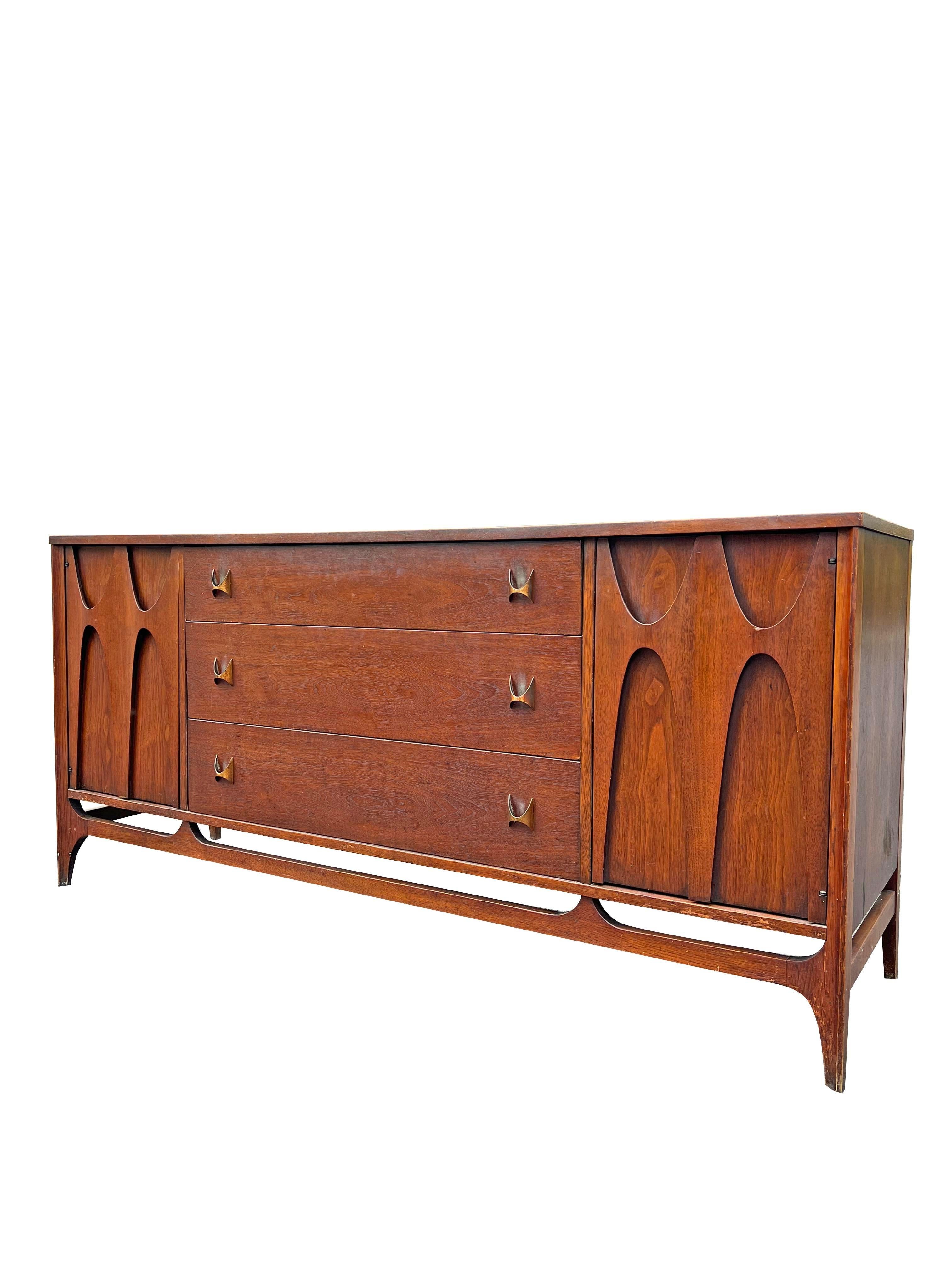 Broyhill Brasilia Dresser or Credenza.

Elevate your home decor with this iconic Broyhill Brasilia Dresser or Credenza. This mid-century modern masterpiece is a testament to the enduring style of the era.

Key Features:
Authentic Brasilia Design: