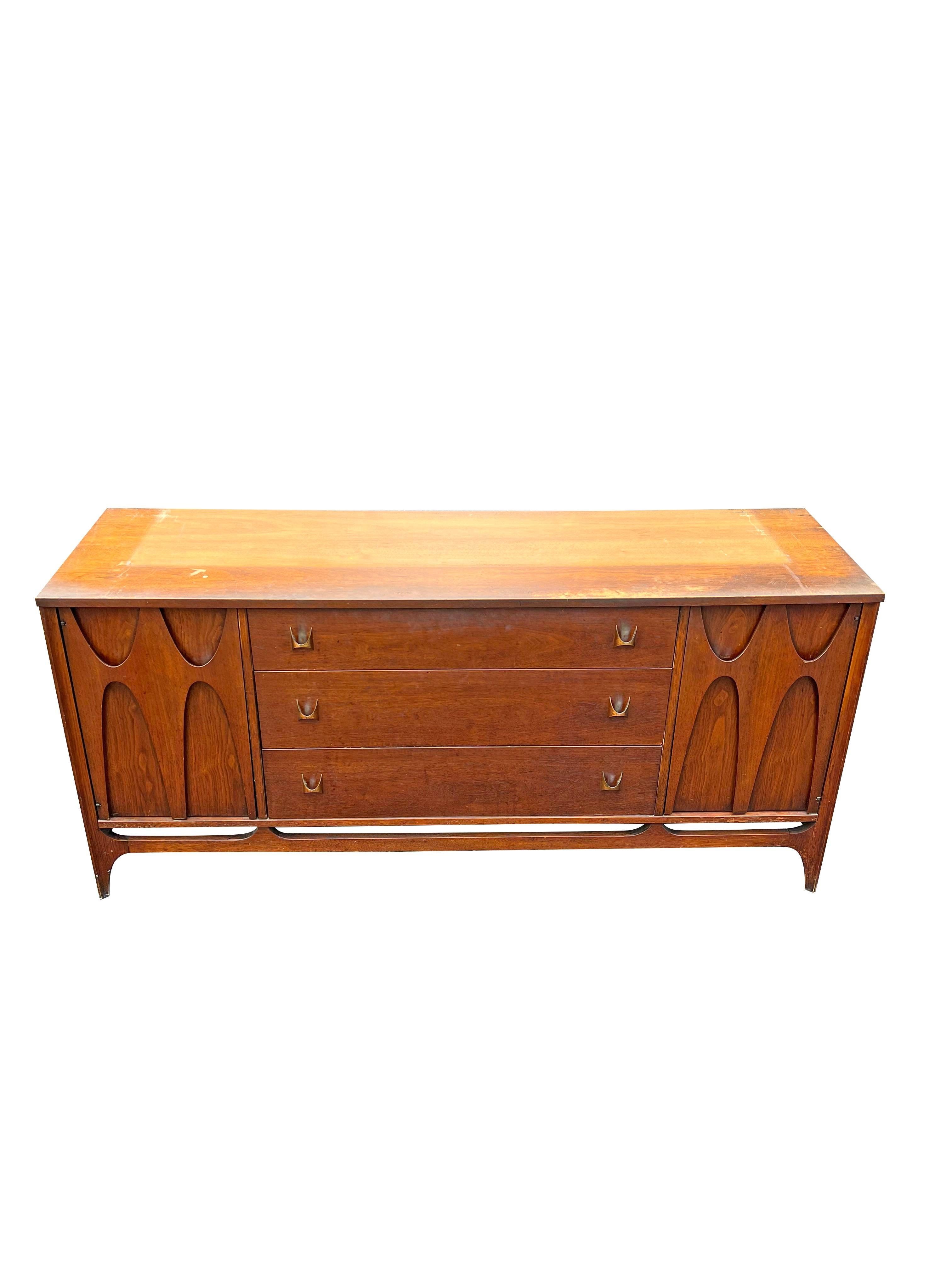Broyhill Brasilia Credenza in Vintage Modern Style In Good Condition For Sale In Saddle River, NJ