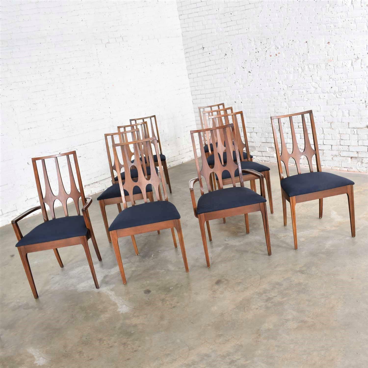 Ensemble original Broyhill Brasilia de style moderne du milieu du siècle, composé de 10 chaises de salle à manger, 2 bras et 8 côtés. Noyer foncé et nouvelle sellerie bleu foncé/noir. Dans un état vintage fabuleux, à l'exception d'une chaise