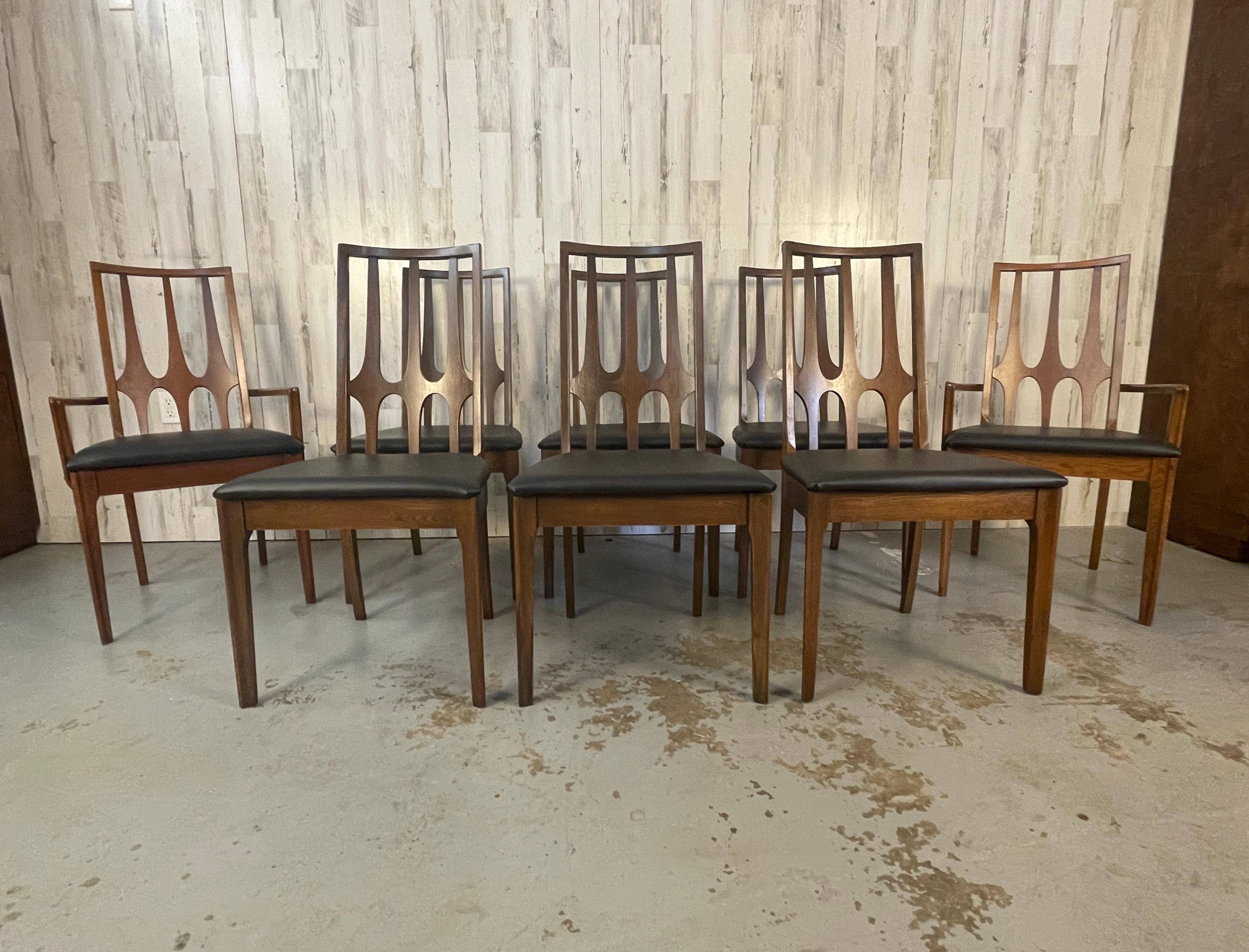 Chaises de salle à manger Broyhill Brasilia - Ensemble de 8 chaises avec un nouveau revêtement en vinyle noir. 6 chaises d'appoint et 2 fauteuils
Les fauteuils mesurent : 21,38 L x 22,38 P x 37,63 H Siège : 18,38.
