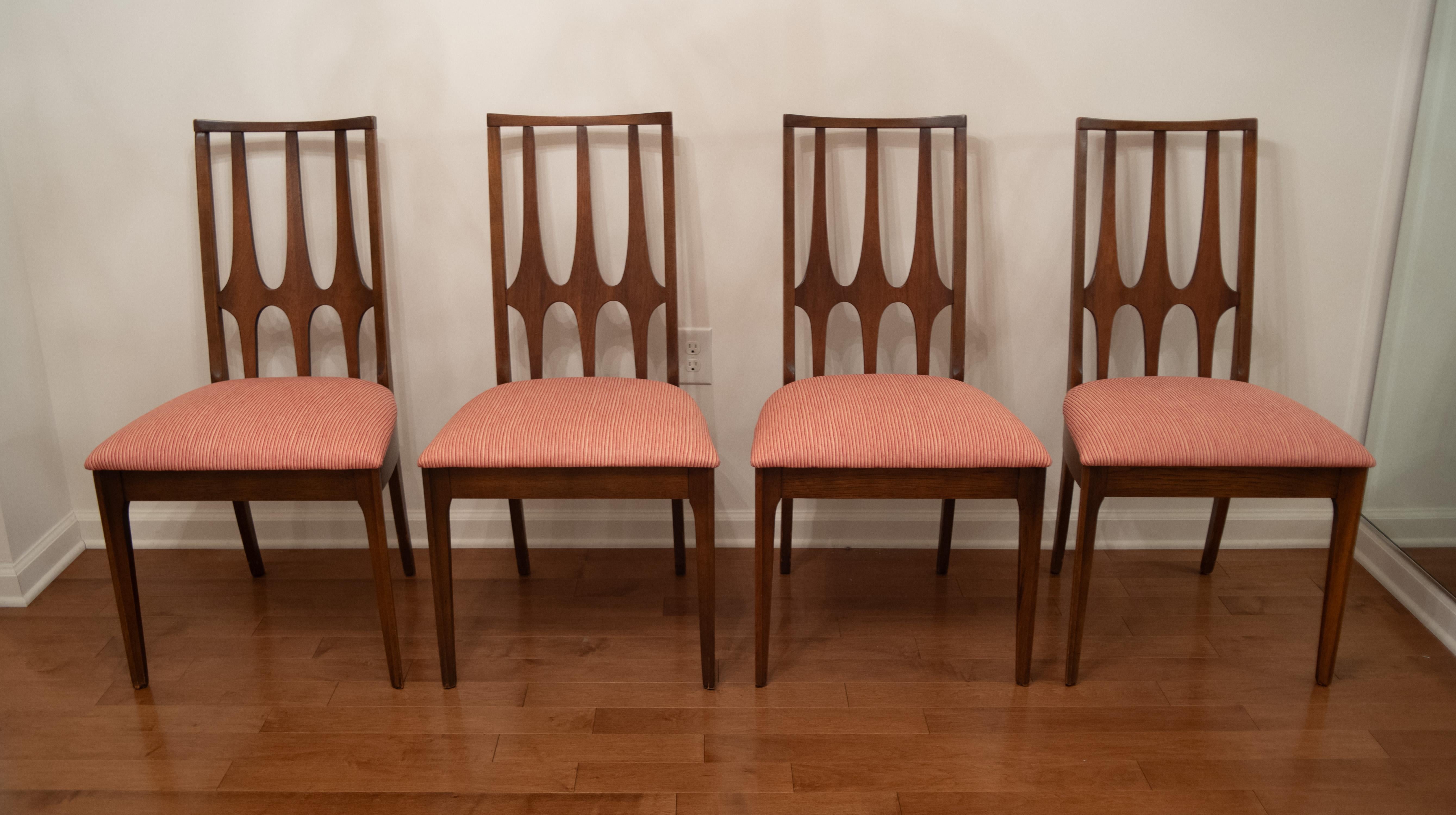 Broyhill Brasilia Dining Table & Chairs in Walnut & Pink Upholstery w/ 3 Leaves For Sale 5