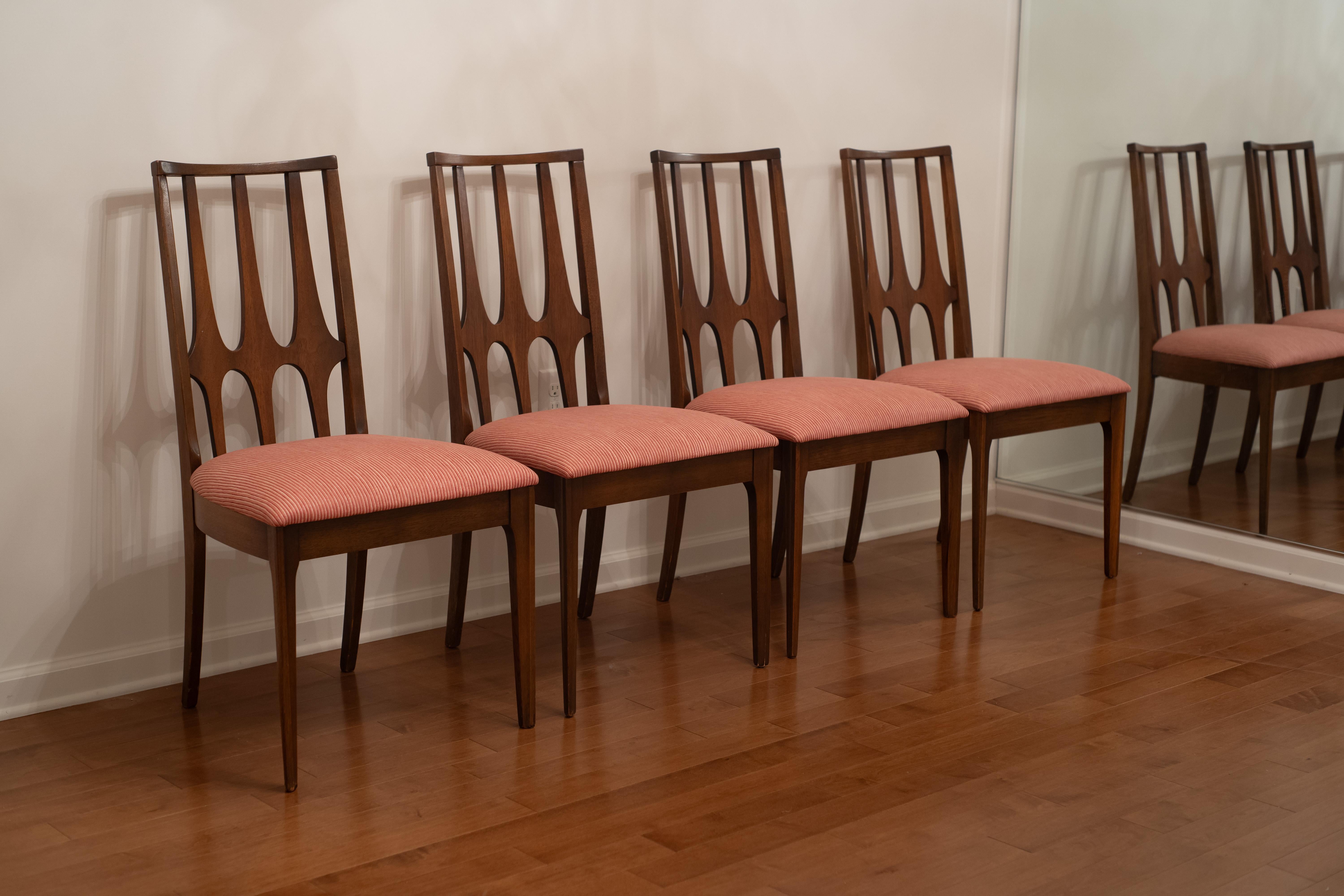 Broyhill Brasilia Dining Table & Chairs in Walnut & Pink Upholstery w/ 3 Leaves For Sale 7
