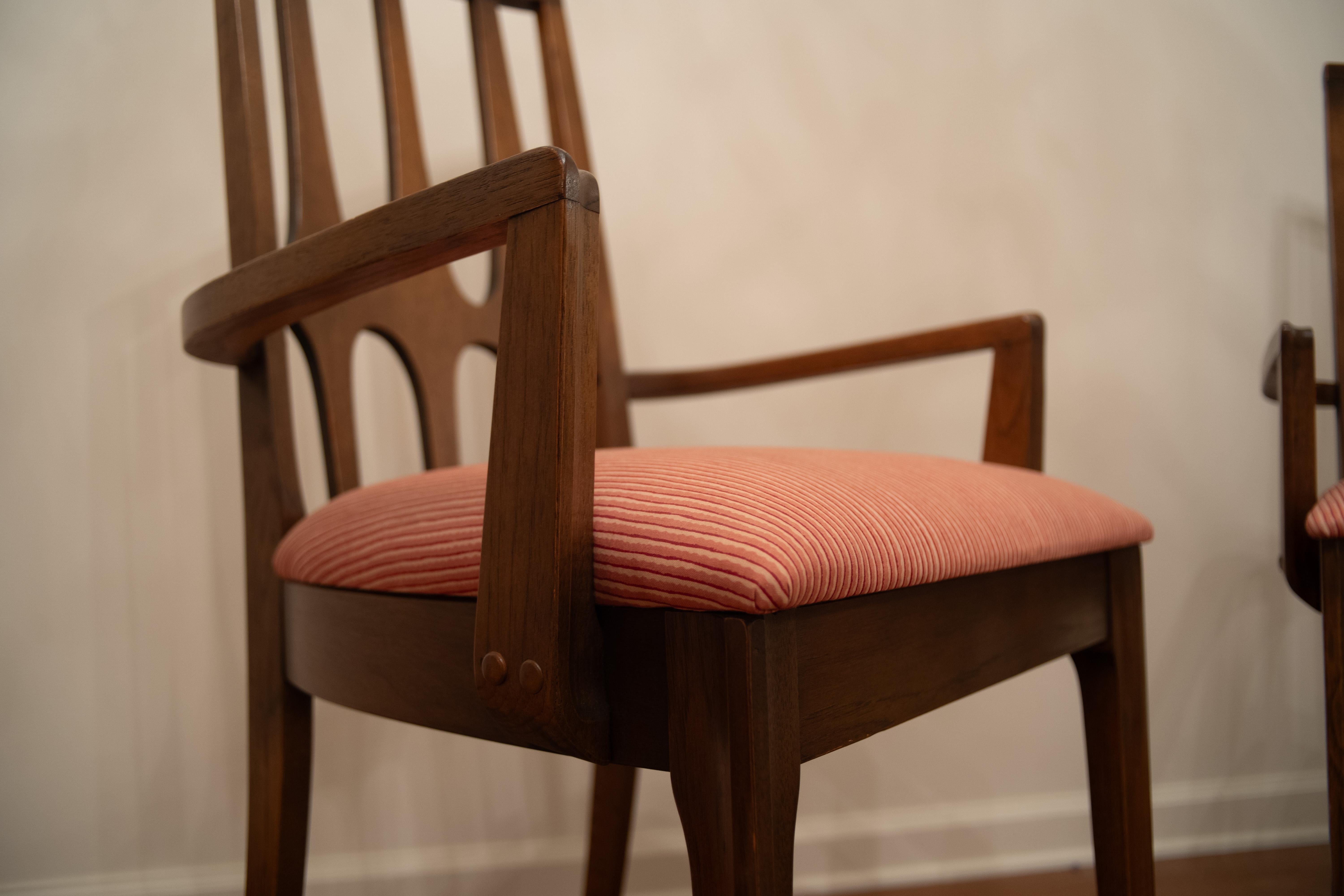 Broyhill Brasilia Dining Table & Chairs in Walnut & Pink Upholstery w/ 3 Leaves For Sale 11