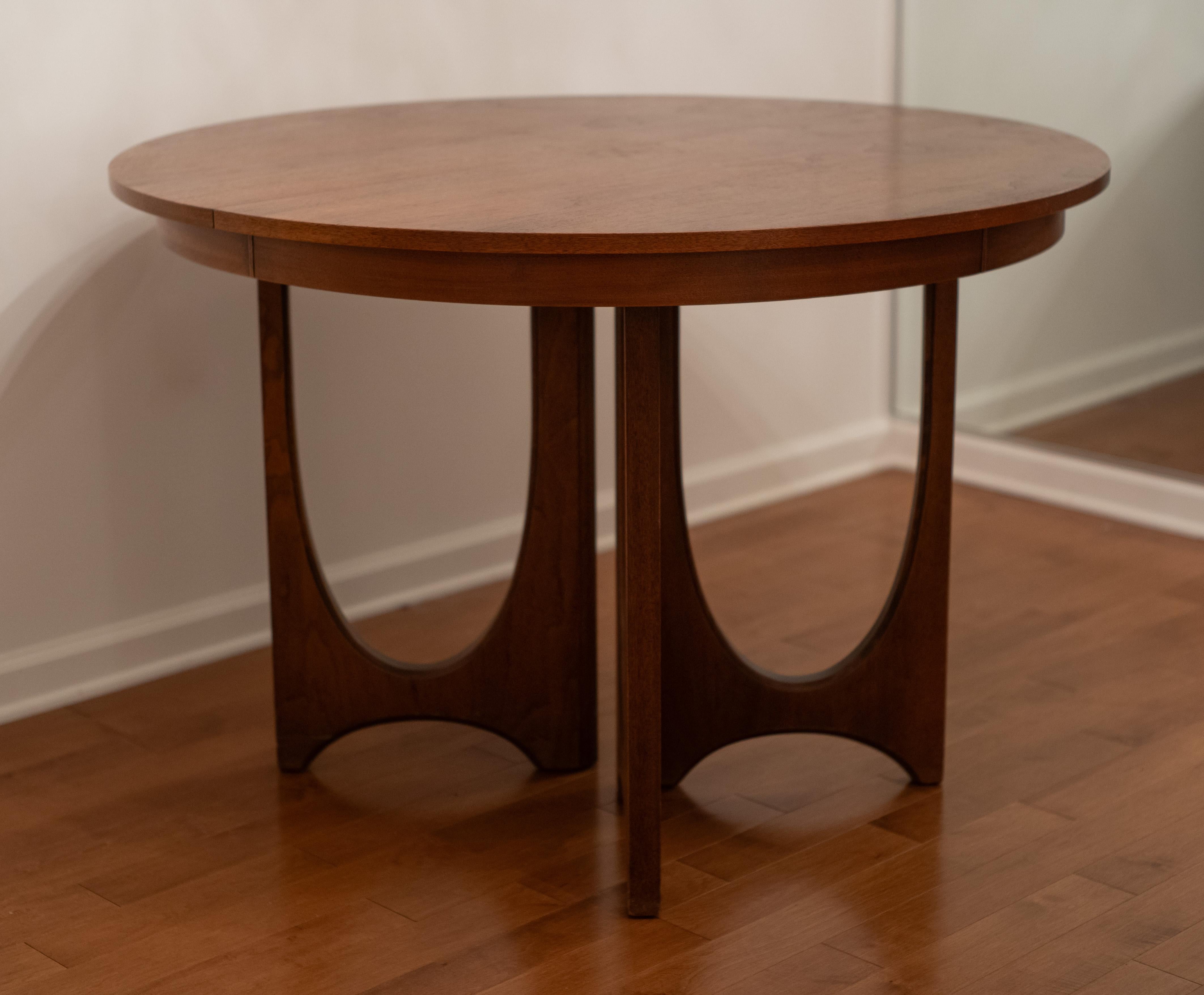 American Broyhill Brasilia Dining Table & Chairs in Walnut & Pink Upholstery w/ 3 Leaves For Sale
