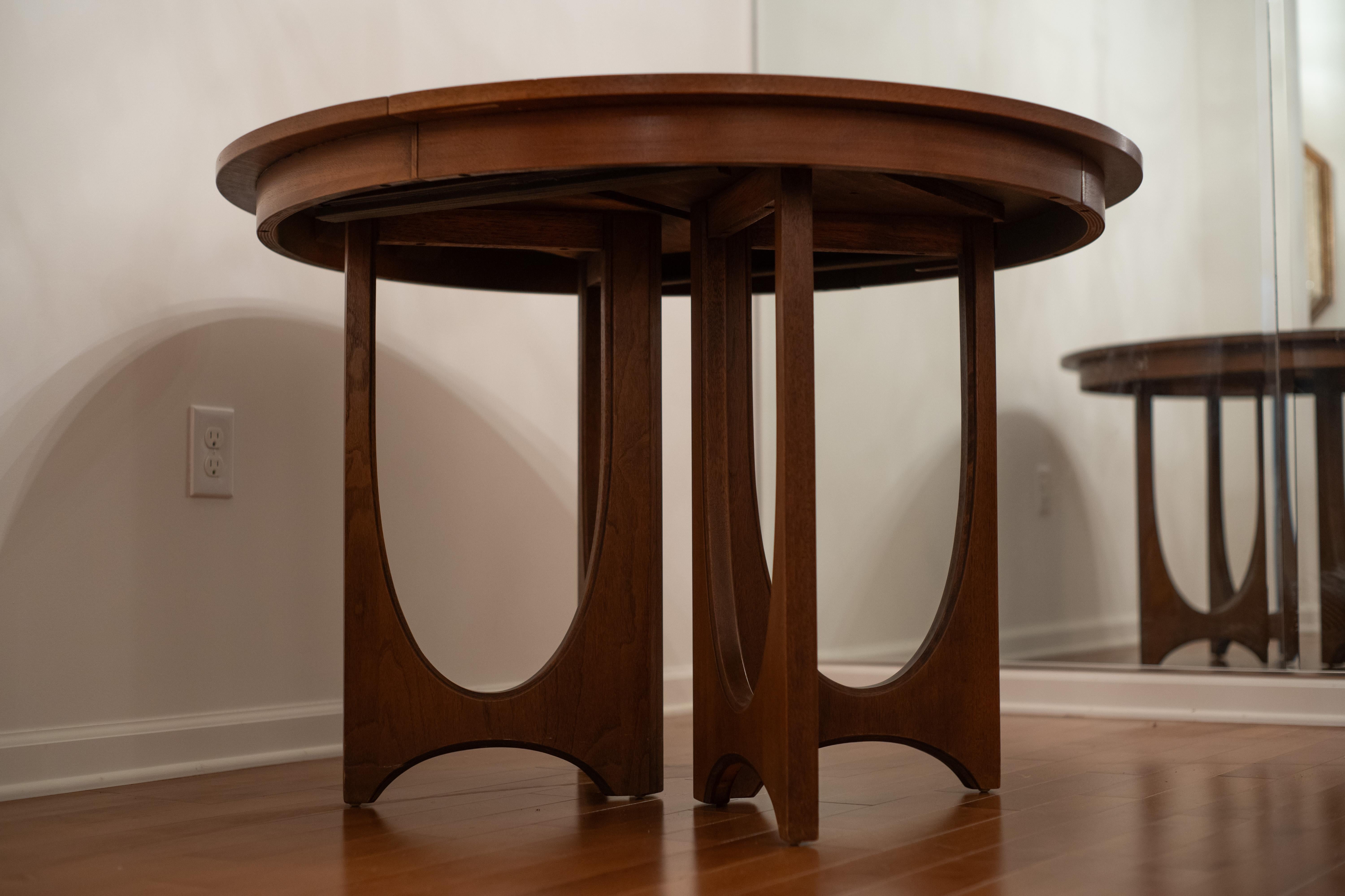 Broyhill Brasilia Dining Table & Chairs in Walnut & Pink Upholstery w/ 3 Leaves In Good Condition For Sale In Philadelphia, PA