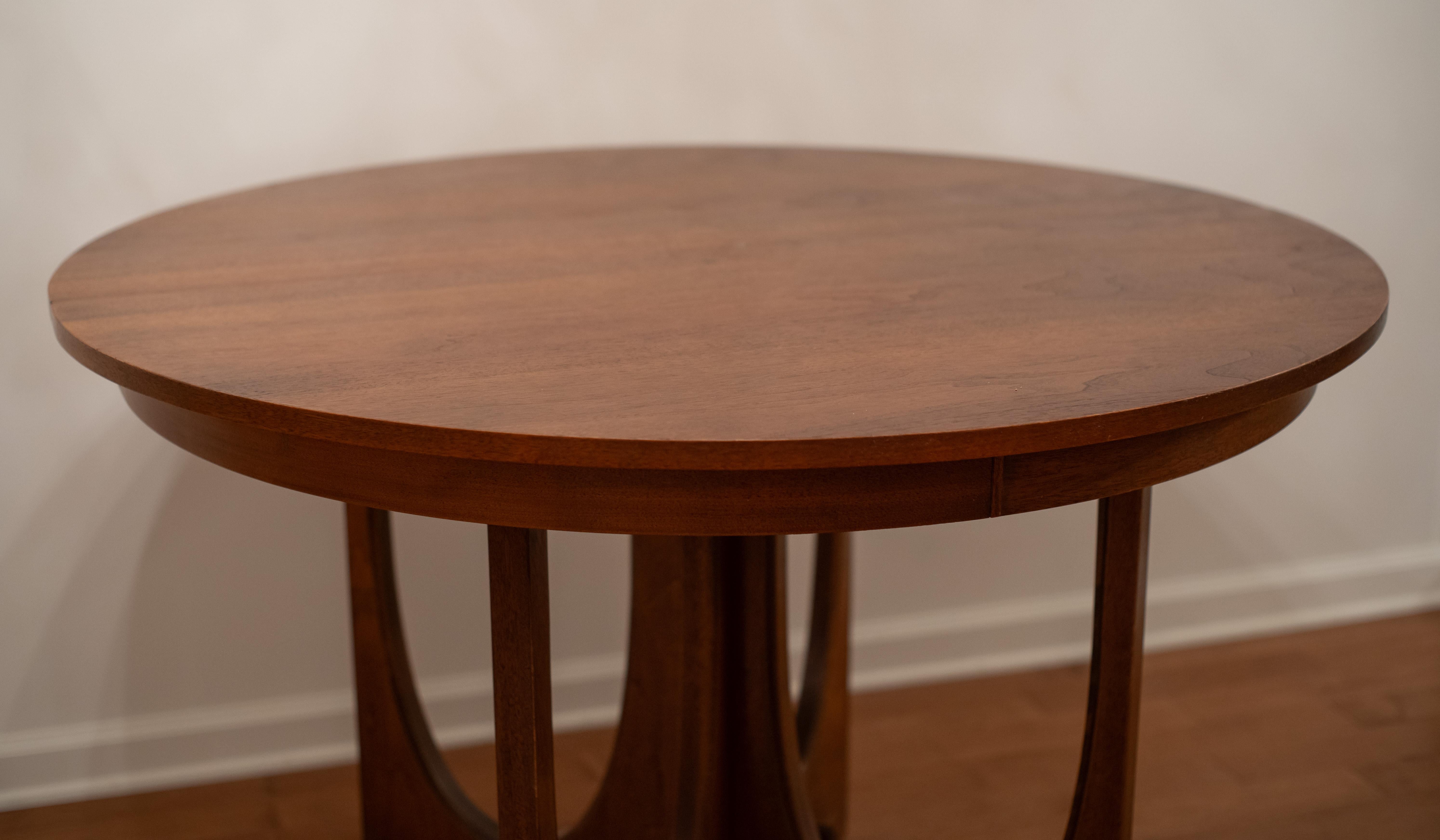Mid-20th Century Broyhill Brasilia Dining Table & Chairs in Walnut & Pink Upholstery w/ 3 Leaves For Sale