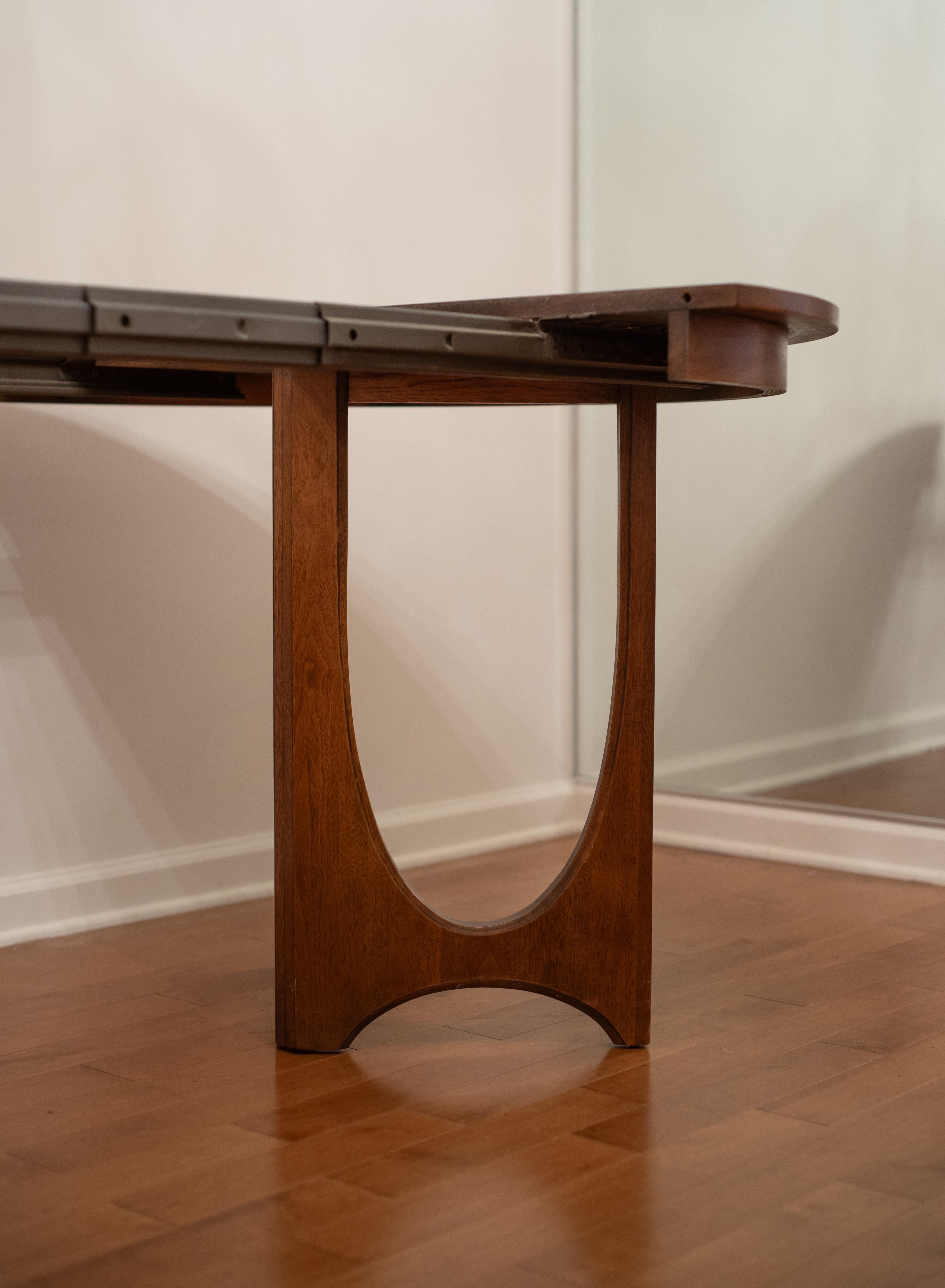 Broyhill Brasilia Dining Table & Chairs in Walnut & Pink Upholstery w/ 3 Leaves For Sale 1