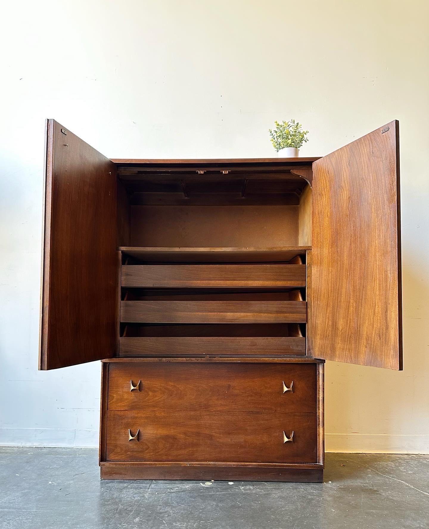Broyhill Brasilia highboy dresser

Gorgeous walnut piece in great shape with some minor signs of wear.