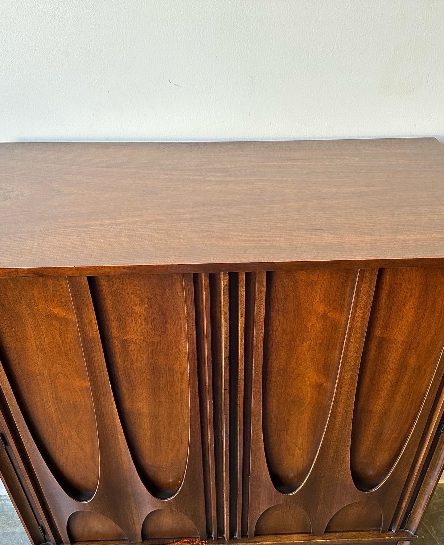 Broyhill Brasilia Gentleman’s Chest In Good Condition In Southampton, NJ