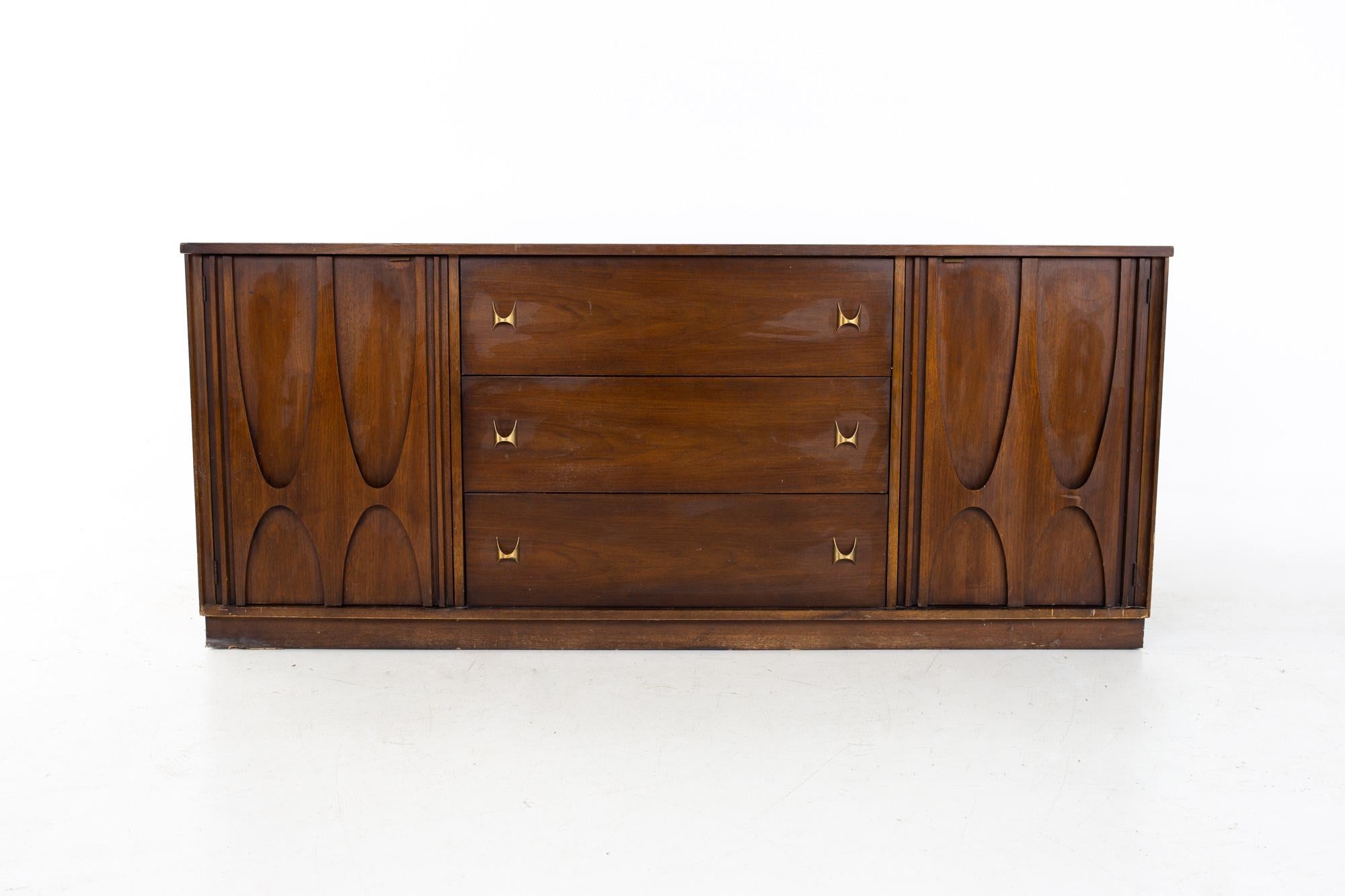 Broyhill Brasilia II Brutalist Mid Century Walnut 9 Drawer Lowboy Dresser

Dresser measures: 72 wide x 19 deep x 31 inches high

All pieces of furniture can be had in what we call restored vintage condition. That means the piece is restored upon