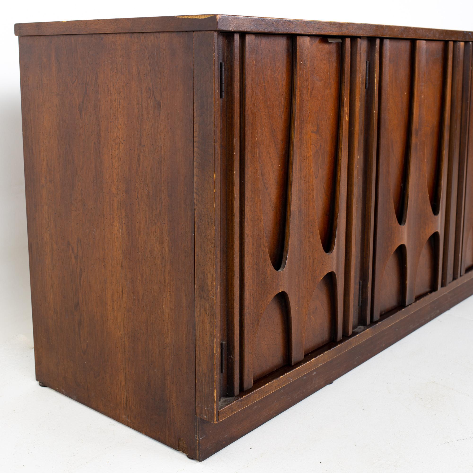 Broyhill Brasilia II Mid Century Plinth Base Sideboard Credenza Buffet and Hutch 1