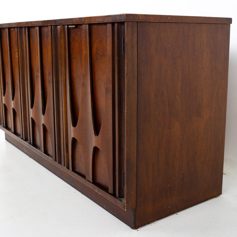 Broyhill Brasilia II Mid Century Plinth Base Sideboard Credenza Buffet