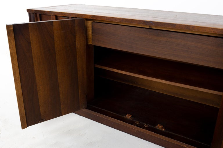Broyhill Brasilia II Mid Century Plinth Base Sideboard Credenza Buffet