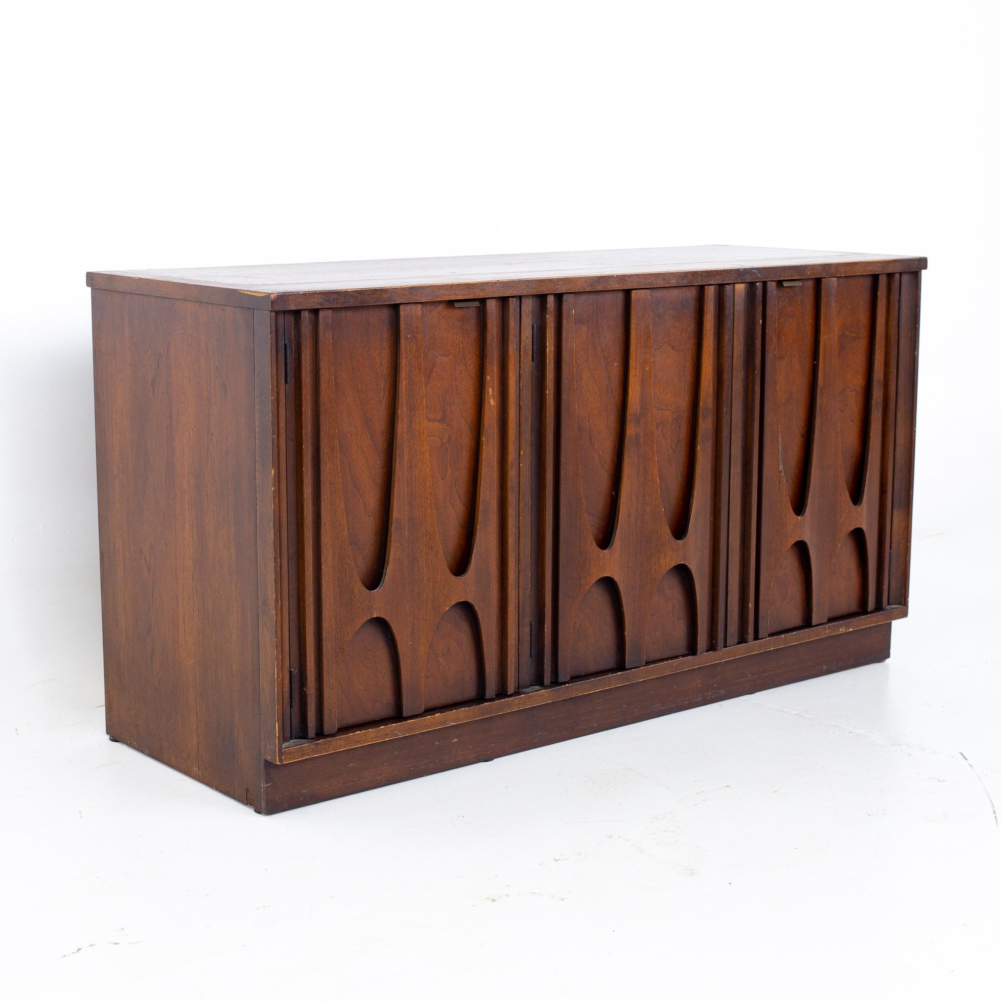 Broyhill Brasilia II Mid Century Plinth Base Sideboard Credenza Buffet and Hutch In Good Condition In Countryside, IL