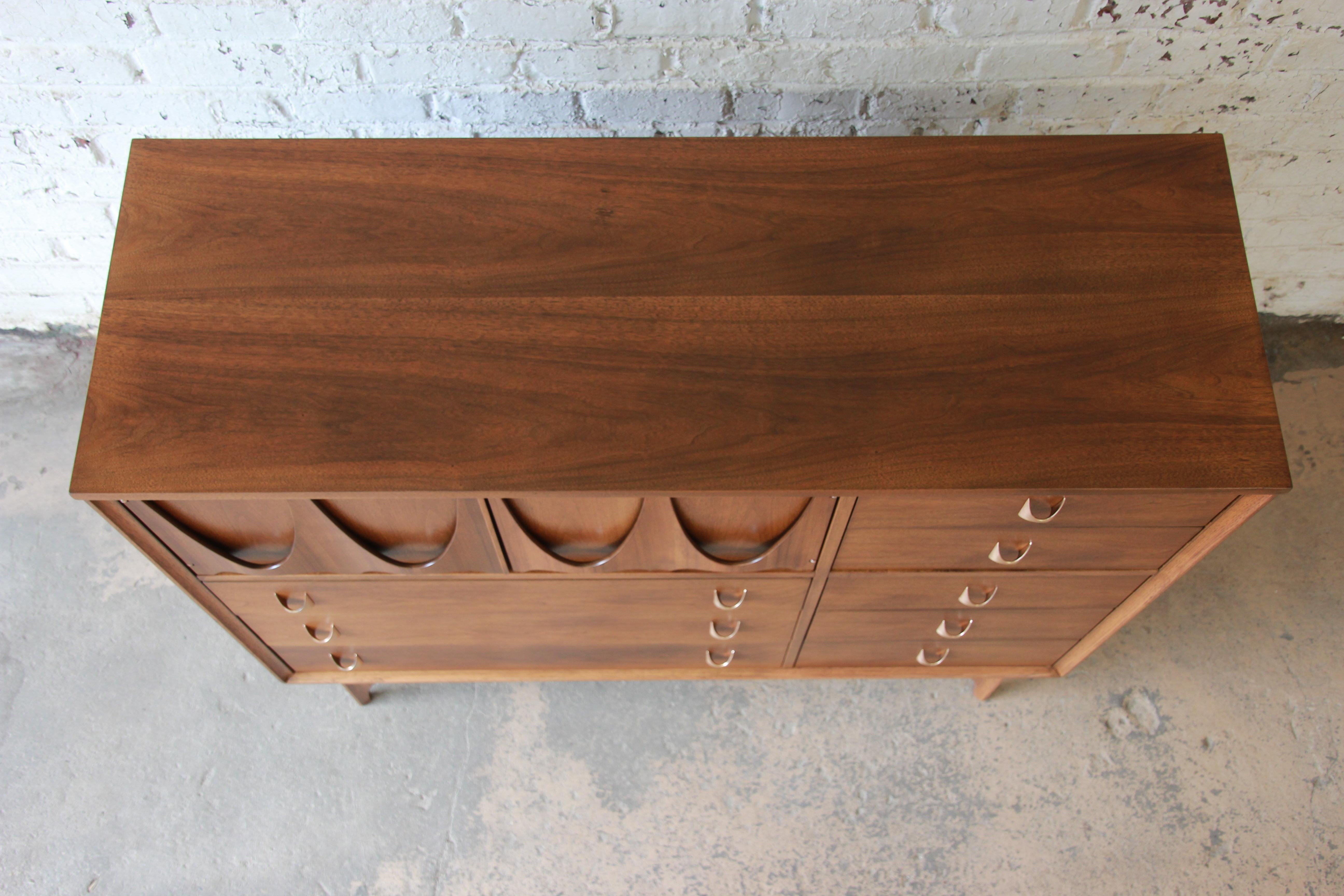 Broyhill Brasilia Magna Sculpted Walnut Dresser Chest, 1965 In Excellent Condition In South Bend, IN