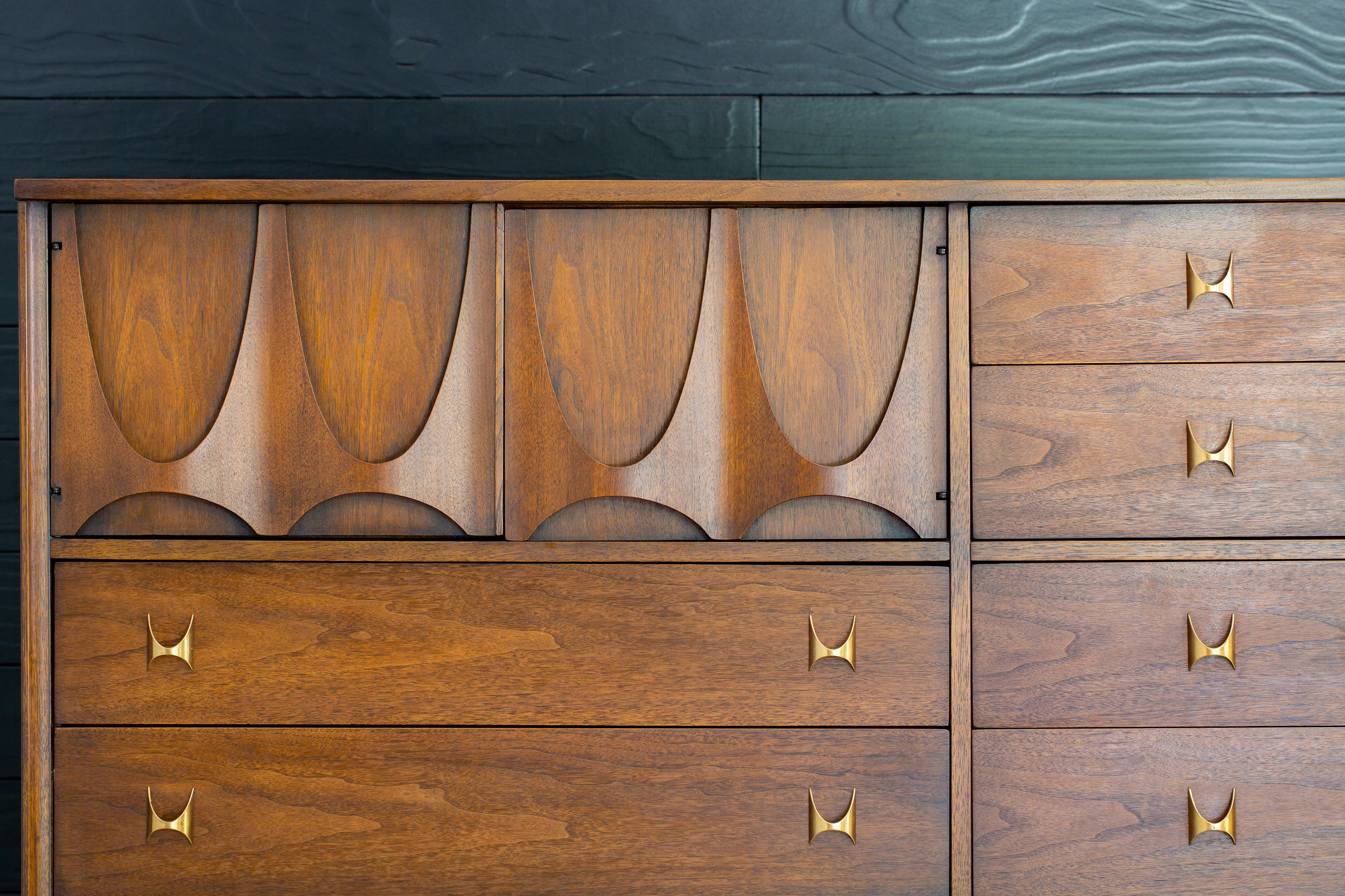 Broyhill Brasilia Magna Walnut and Oak Chest of Drawers Mid-Century Modern In Good Condition In St.Petersburg, FL