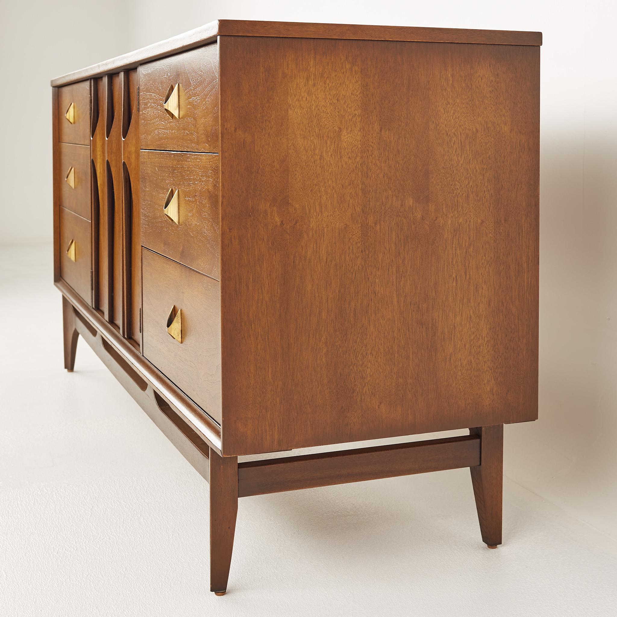 Broyhill new store charleston drawer chest