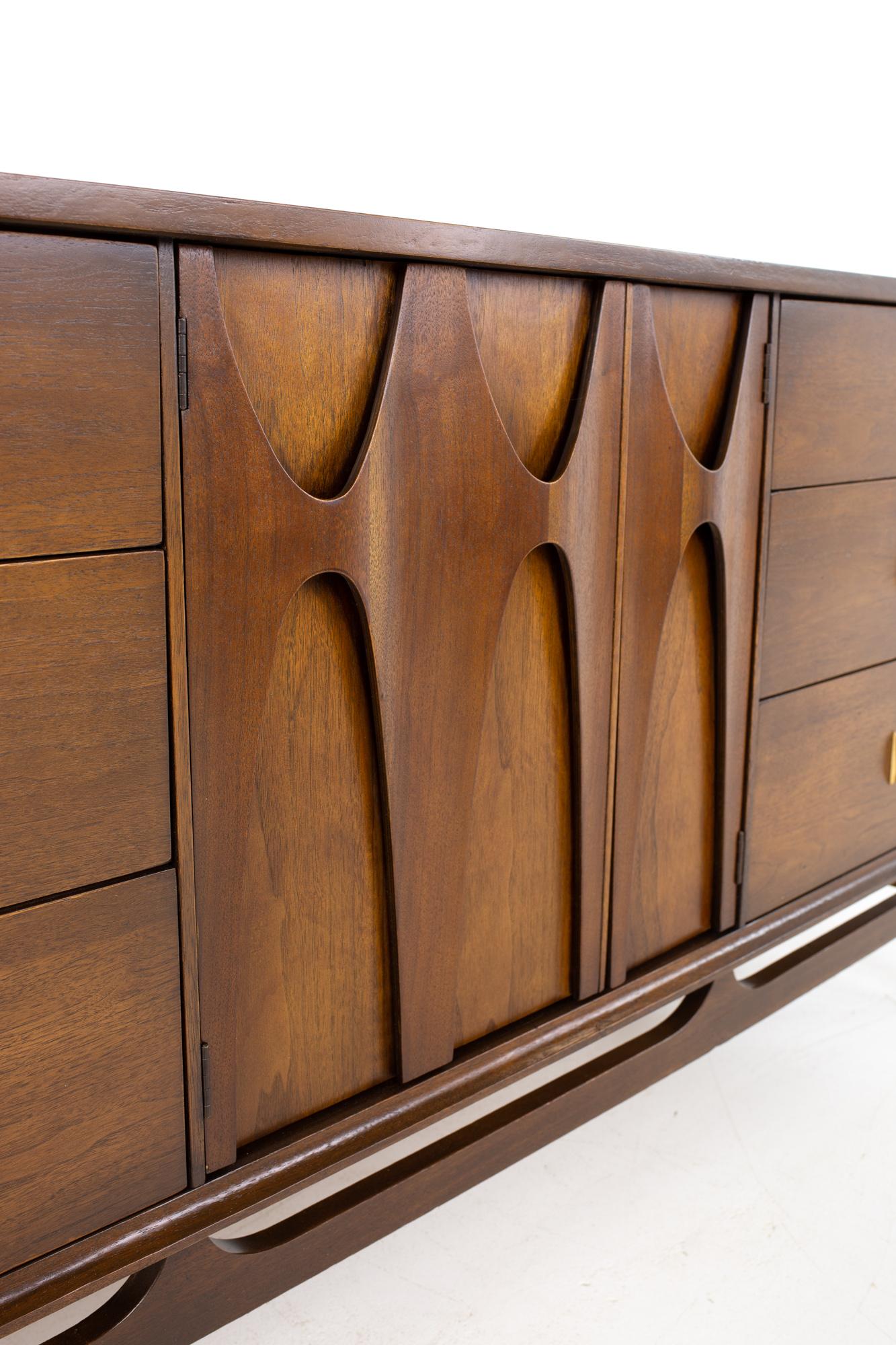 Broyhill Brasilia Mid Century 9 Drawer Lowboy Dresser In Good Condition In Franklin Park, IL