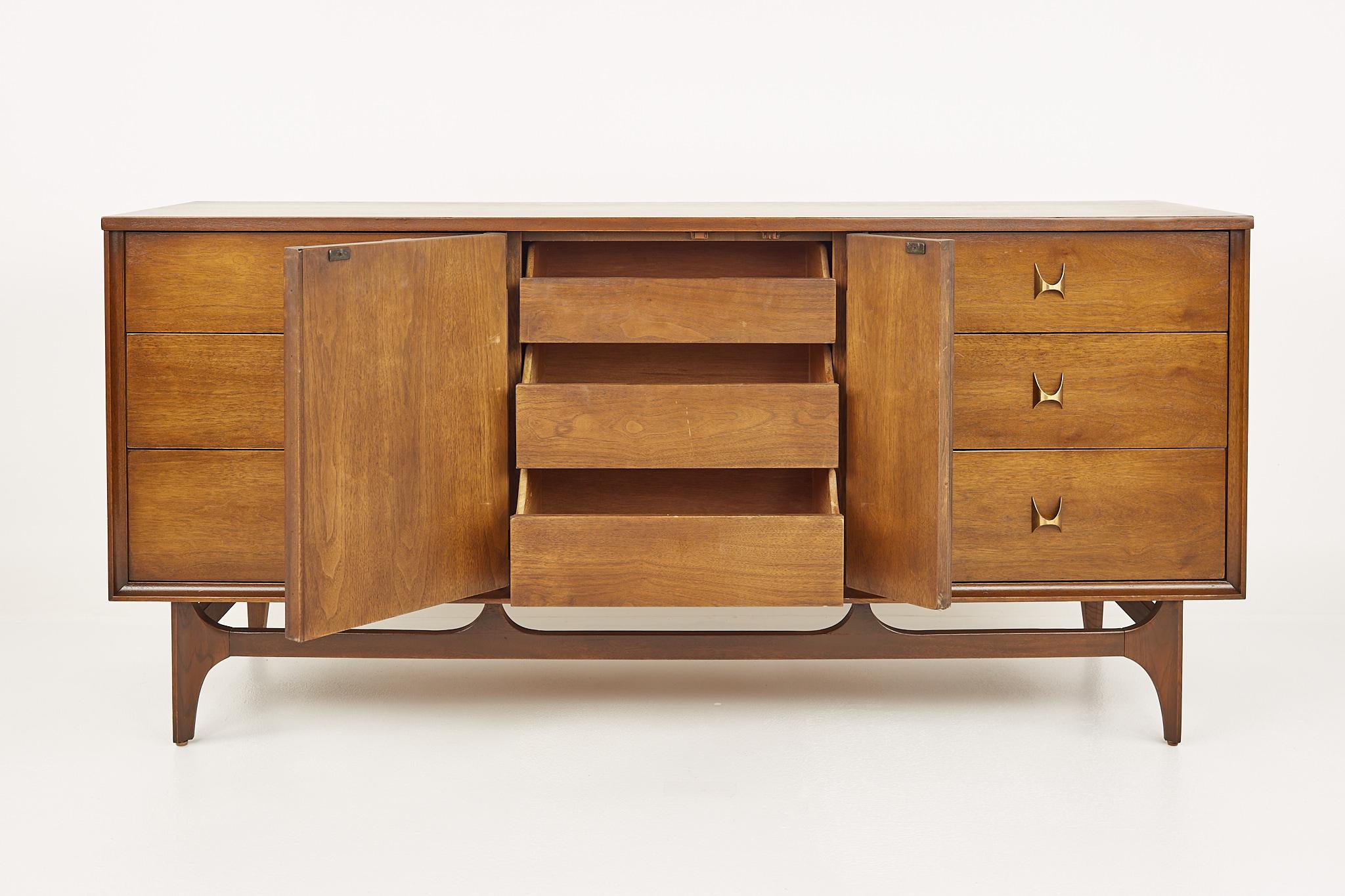 Broyhill 9 store drawer dresser