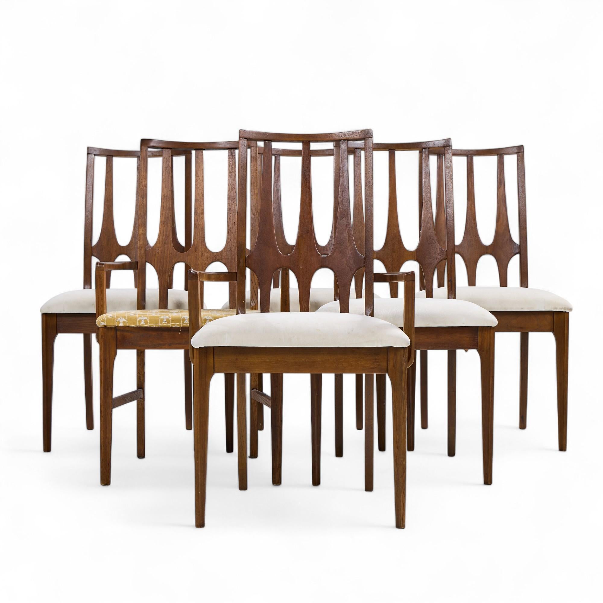 Broyhill Brasilia - Set di 6 sedie da pranzo del Medioevo

Ogni sedia senza braccioli misura: 20,25 larghezza x 22 profondità x 38 altezza, con un'altezza della seduta di 19 pollici.
Ogni sedia da capitano misura: 21,25 di larghezza x 22 di