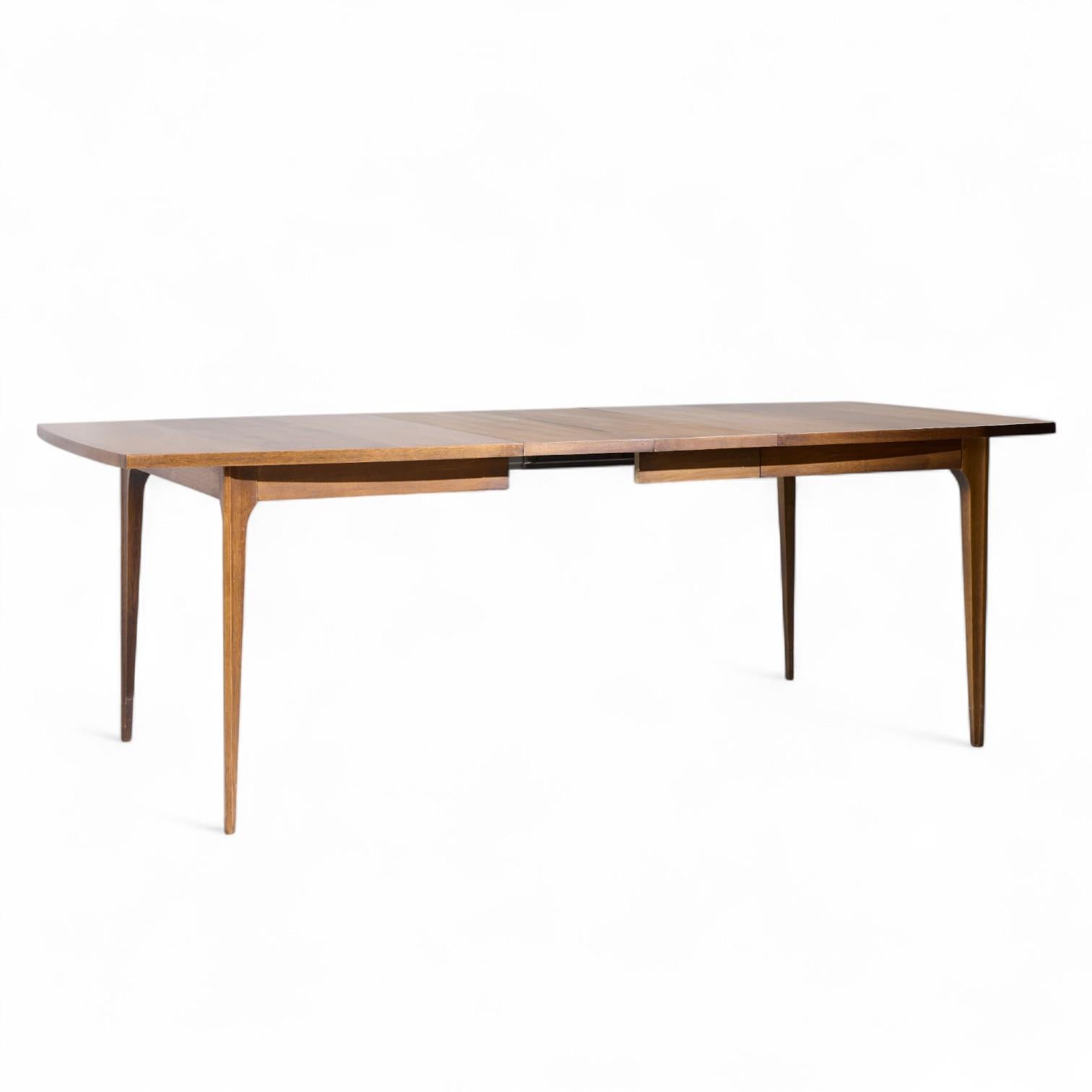 Broyhill Brasilia Mesa de comedor extensible de nogal de mediados de siglo con 3 tableros en venta 3