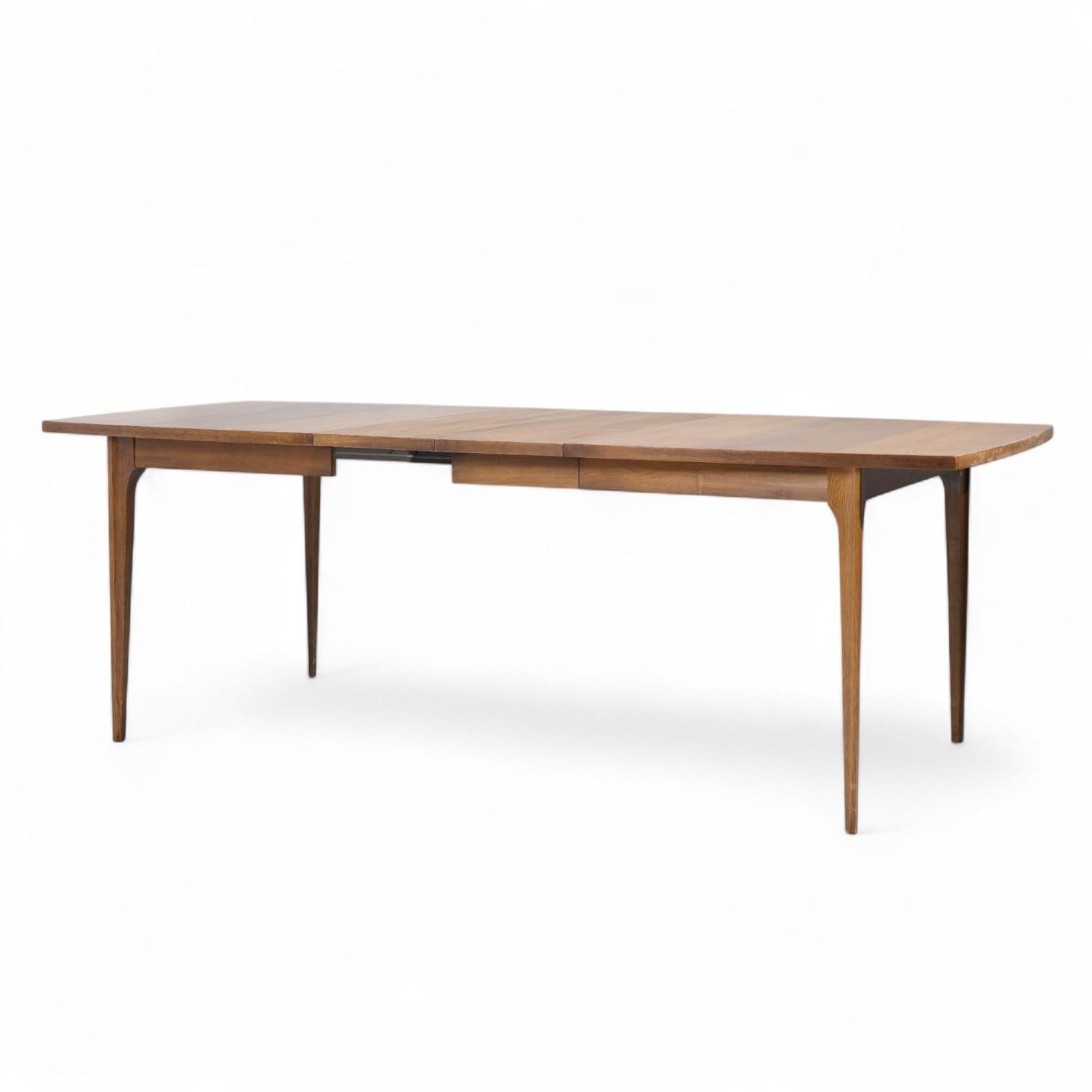 Broyhill Brasilia Mesa de comedor extensible de nogal de mediados de siglo con 3 tableros en venta 4