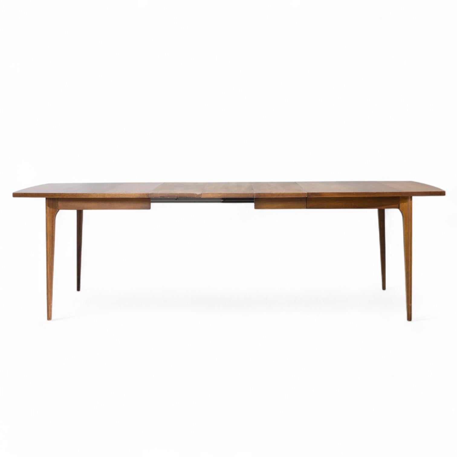 Broyhill Brasilia Mesa de comedor extensible de nogal de mediados de siglo con 3 tableros

Esta mesa mide 66 de ancho x 40 de fondo x 30 pulgadas de alto, con un espacio libre para sillas de 28,75 pulgadas, cada hoja mide 12 pulgadas de ancho, lo