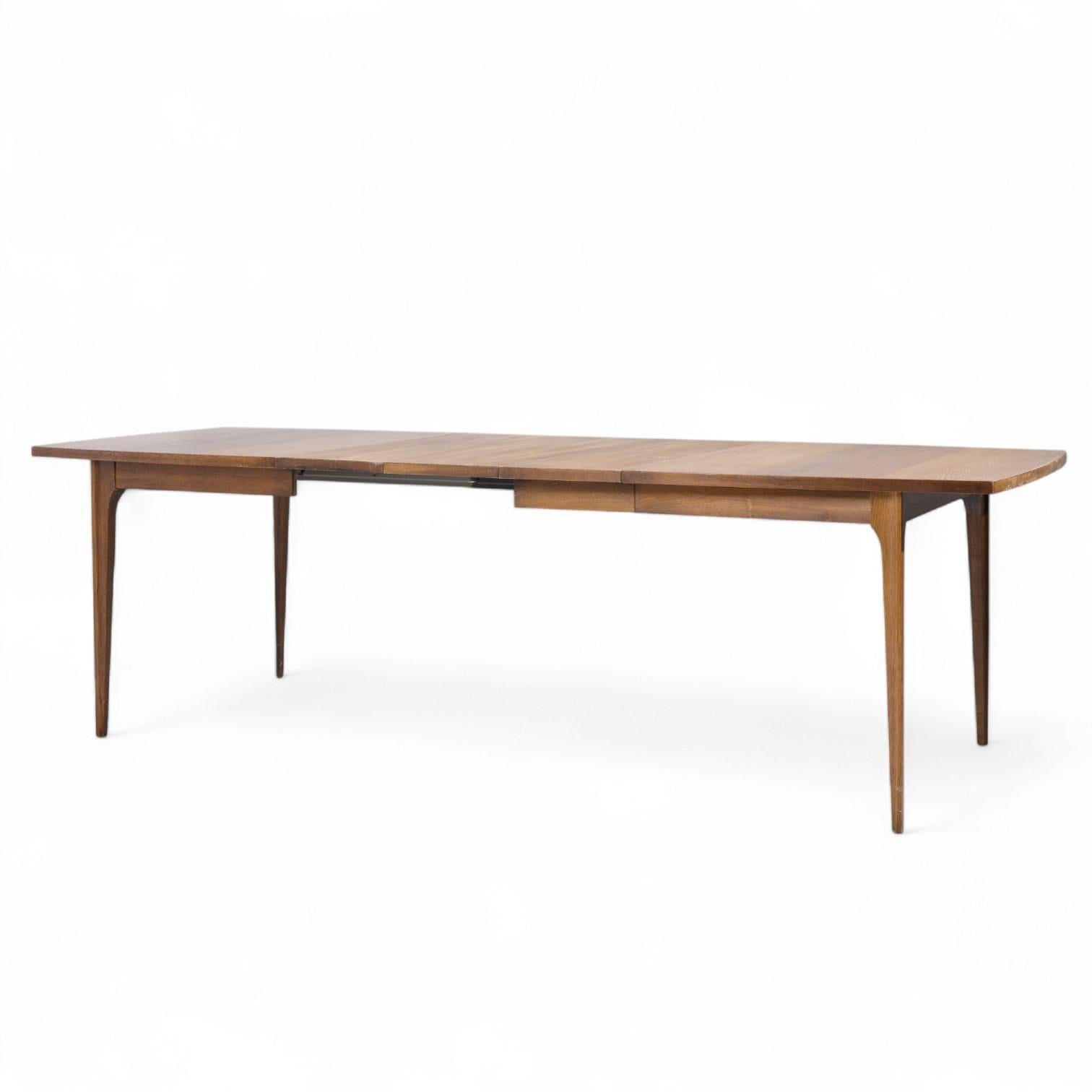 Broyhill Brasilia Mesa de comedor extensible de nogal de mediados de siglo con 3 tableros Moderno de mediados de siglo en venta
