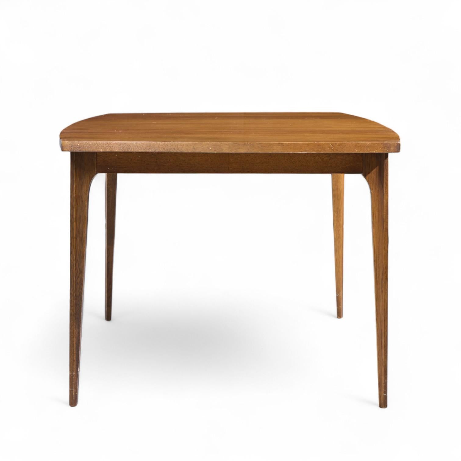 Broyhill Brasilia Mesa de comedor extensible de nogal de mediados de siglo con 3 tableros Estadounidense en venta