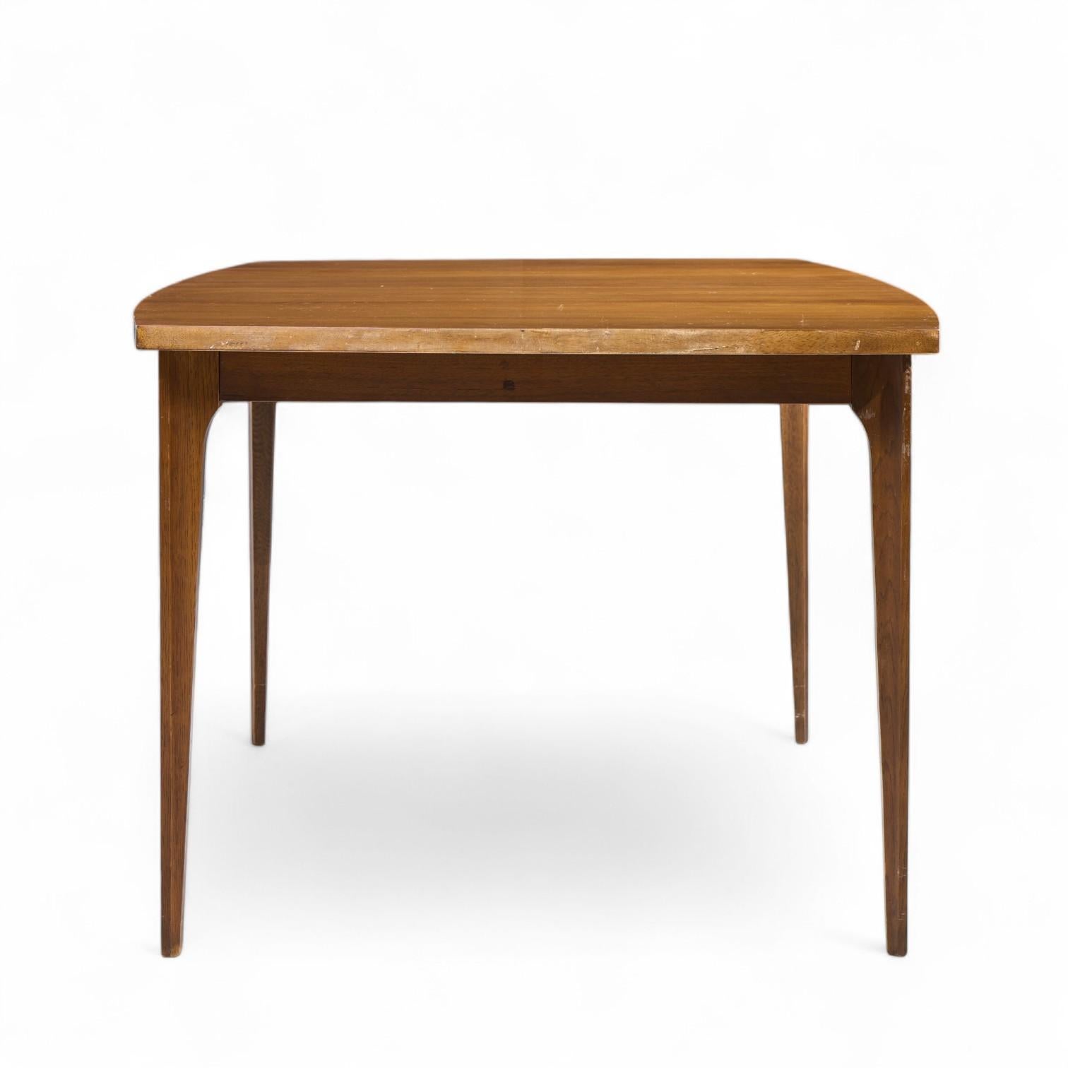 Broyhill Brasilia Mesa de comedor extensible de nogal de mediados de siglo con 3 tableros en Bueno estado para la venta en Franklin Park, IL