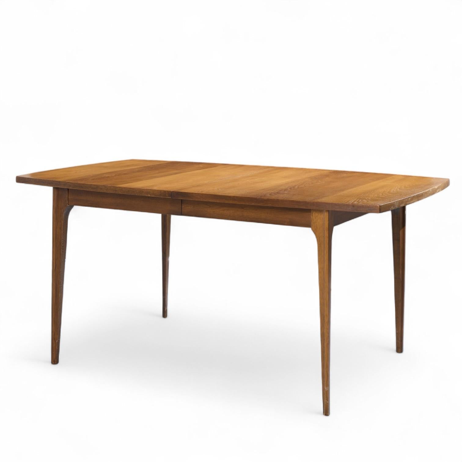 Broyhill Brasilia Mesa de comedor extensible de nogal de mediados de siglo con 3 tableros Nogal en venta