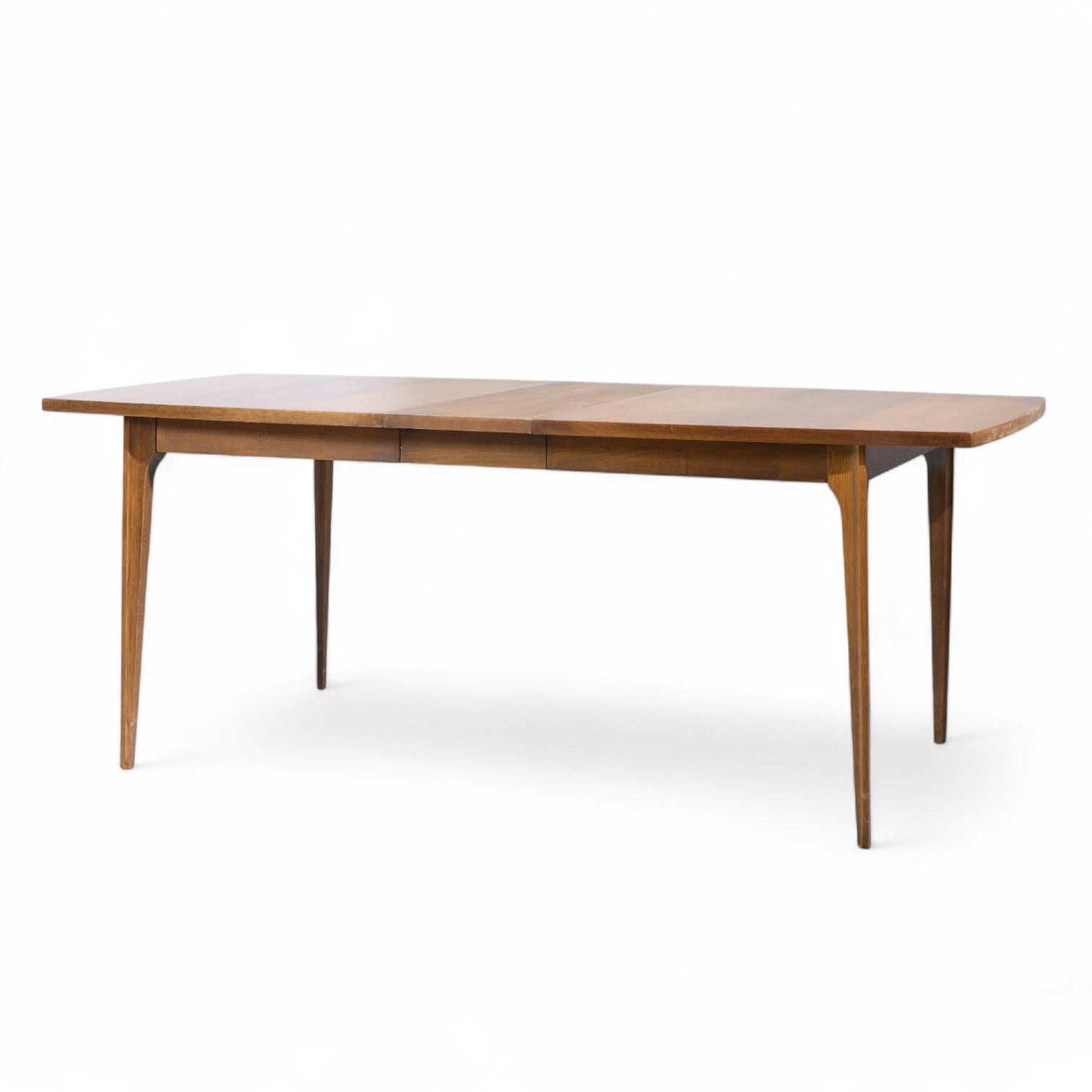 Broyhill Brasilia Mesa de comedor extensible de nogal de mediados de siglo con 3 tableros en venta 2