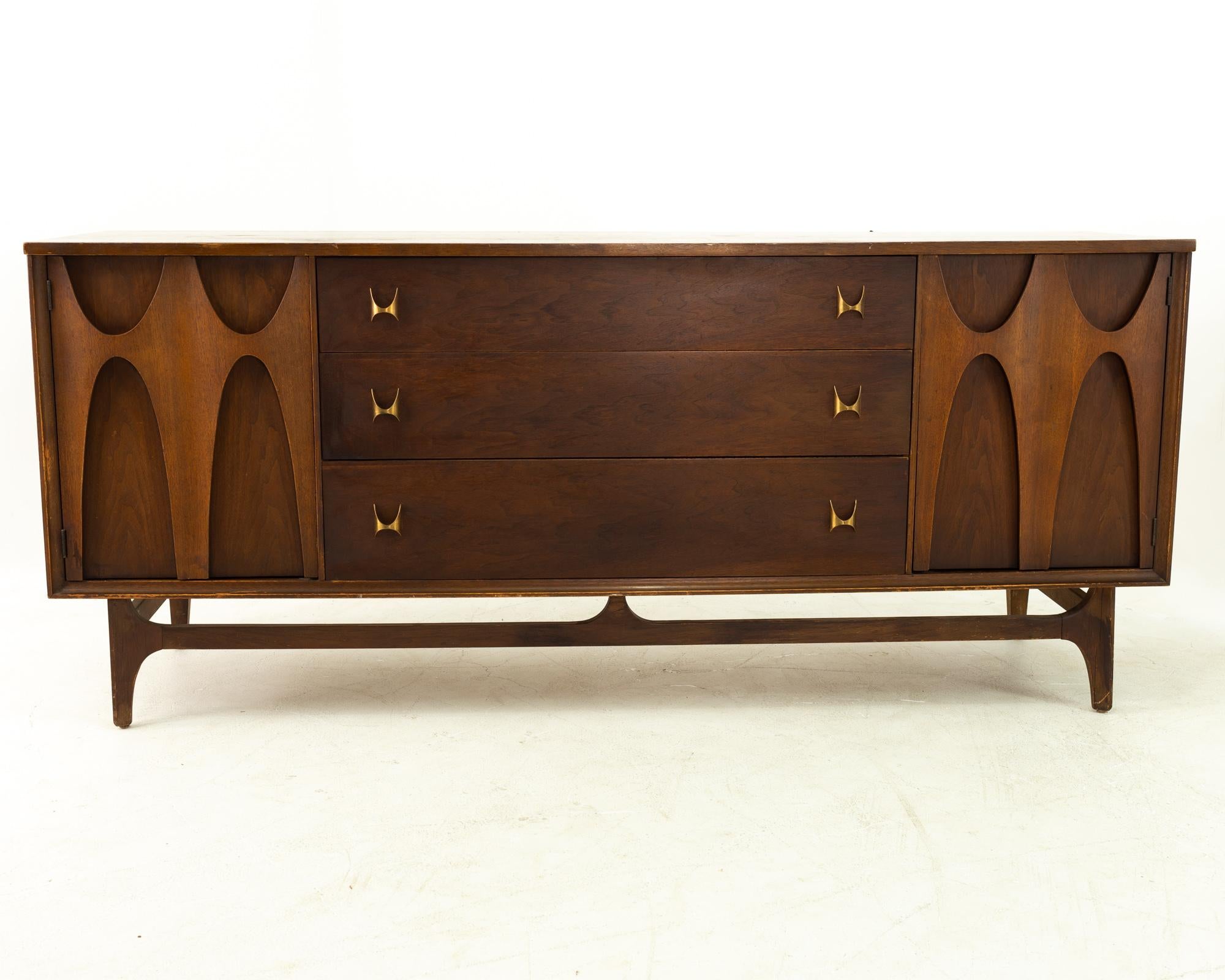 Broyhill brasilia mid century extra long walnut 9 drawer lowboy dresser
Dresser measures: 72 wide x 19 deep x 31.25 inches high

?All pieces of furniture can be had in what we call restored vintage condition. That means the piece is restored upon